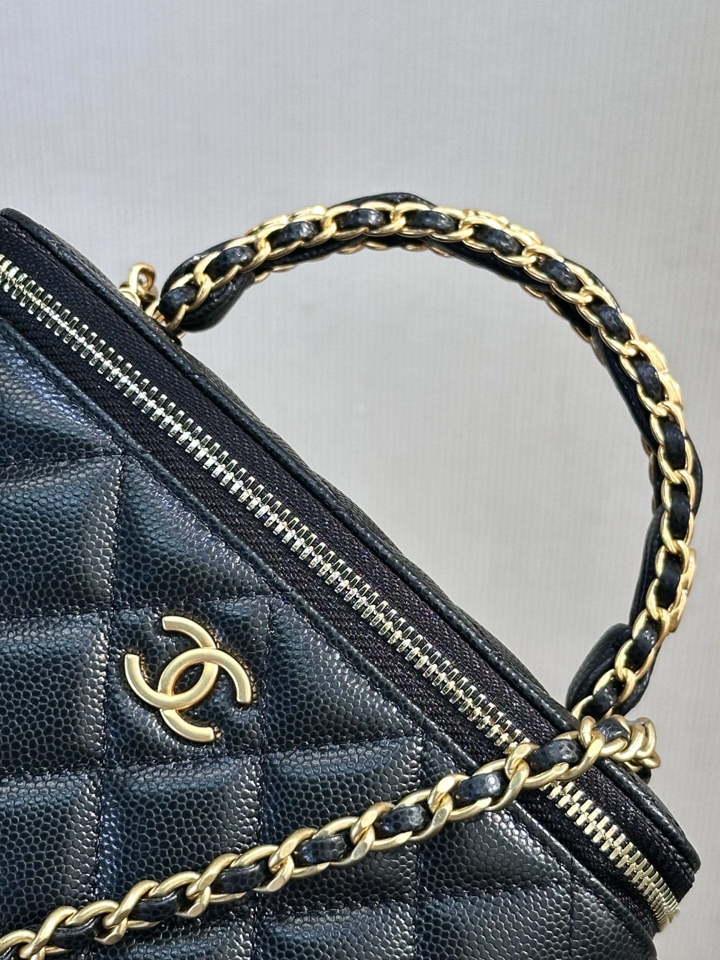 4799 奶奶家很多，但盒子包是必不可少的，
每次的新款都很戳中我！
球纹牛皮配这个包型！
满分！小牛皮触感nice！
皮料是牛皮的！进口牛，毛孔很细的！
菱格纹饱满分布清晰！QQ弹弹的！