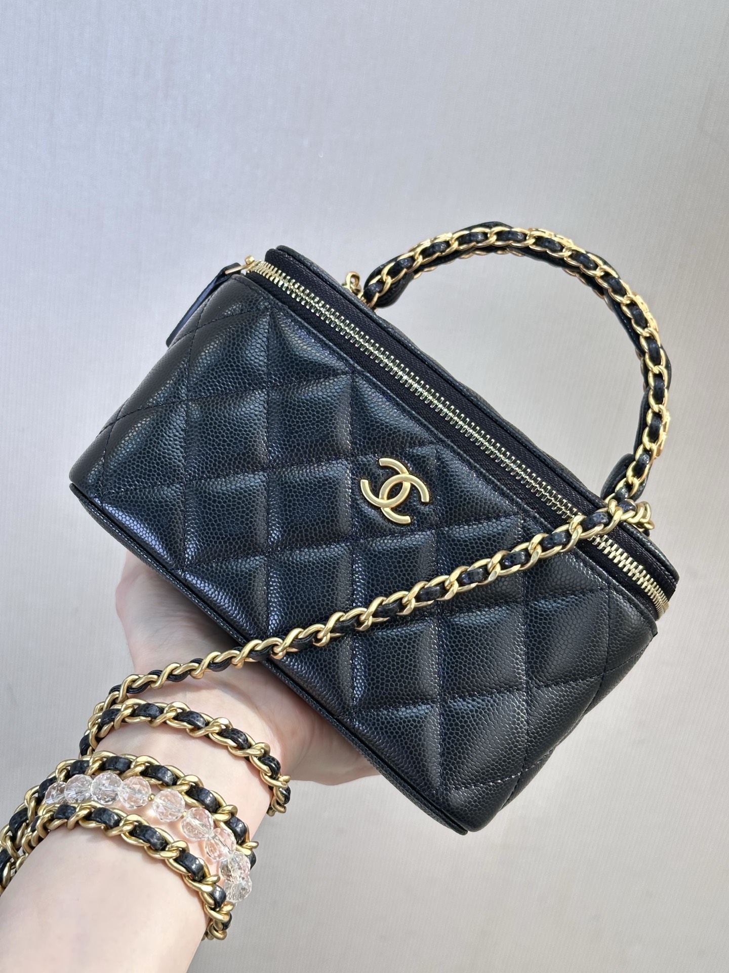 4799 奶奶家很多，但盒子包是必不可少的，
每次的新款都很戳中我！
球纹牛皮配这个包型！
满分！小牛皮触感nice！
皮料是牛皮的！进口牛，毛孔很细的！
菱格纹饱满分布清晰！QQ弹弹的！