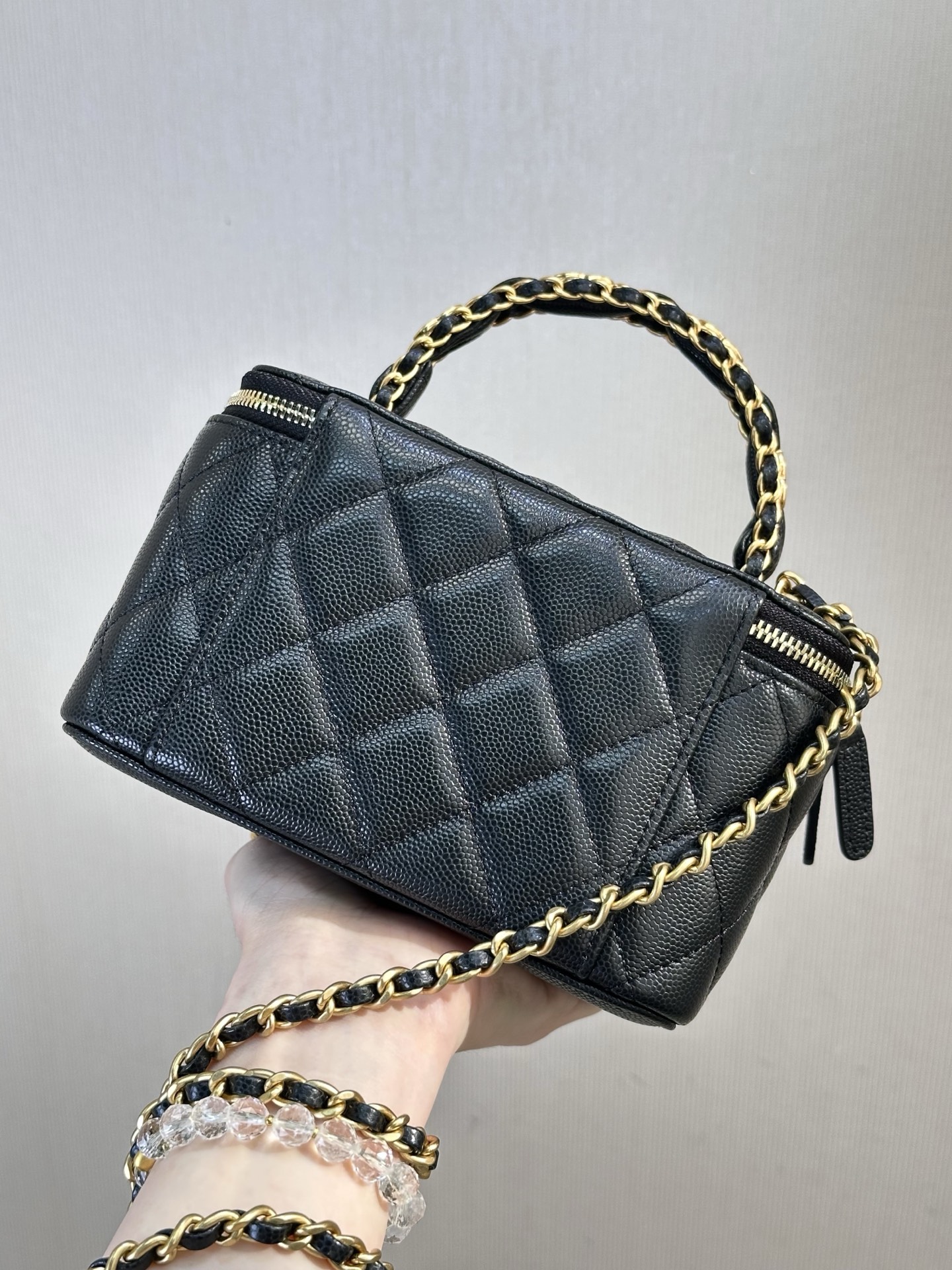 4799 奶奶家很多，但盒子包是必不可少的，
每次的新款都很戳中我！
球纹牛皮配这个包型！
满分！小牛皮触感nice！
皮料是牛皮的！进口牛，毛孔很细的！
菱格纹饱满分布清晰！QQ弹弹的！