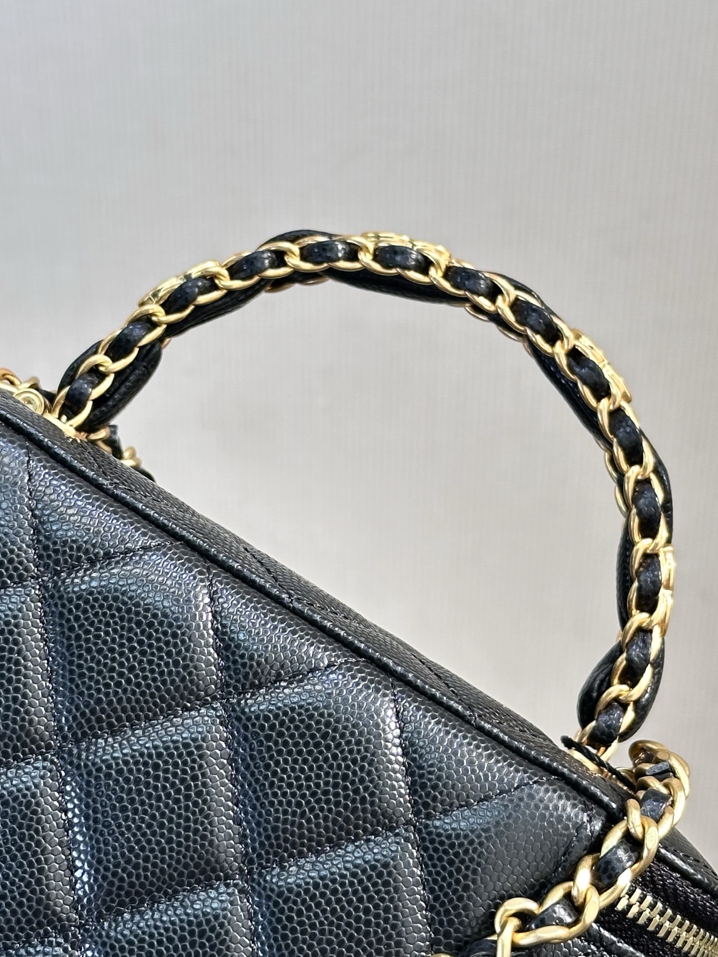 4799 奶奶家很多，但盒子包是必不可少的，
每次的新款都很戳中我！
球纹牛皮配这个包型！
满分！小牛皮触感nice！
皮料是牛皮的！进口牛，毛孔很细的！
菱格纹饱满分布清晰！QQ弹弹的！