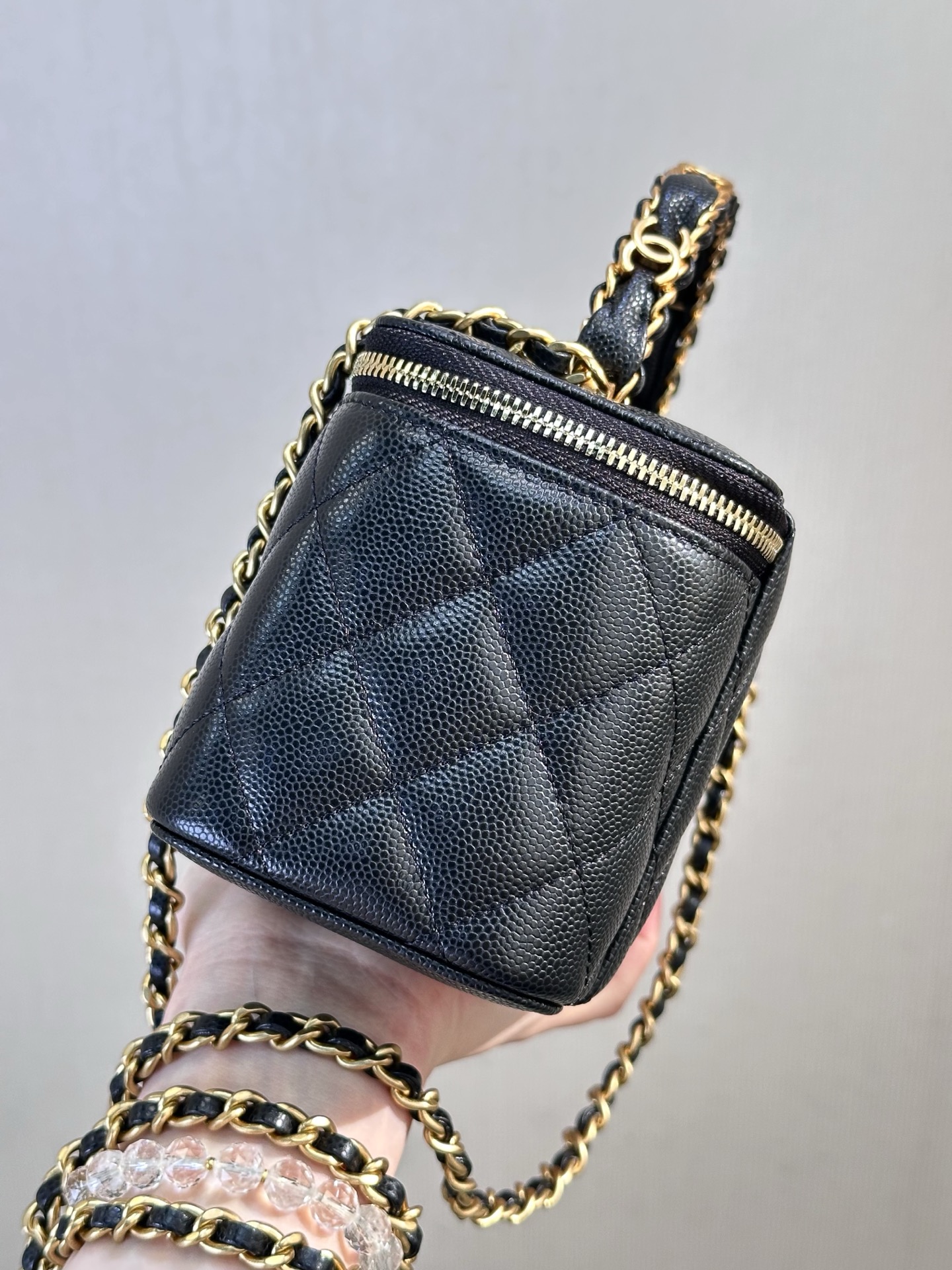 4799 奶奶家很多，但盒子包是必不可少的，
每次的新款都很戳中我！
球纹牛皮配这个包型！
满分！小牛皮触感nice！
皮料是牛皮的！进口牛，毛孔很细的！
菱格纹饱满分布清晰！QQ弹弹的！