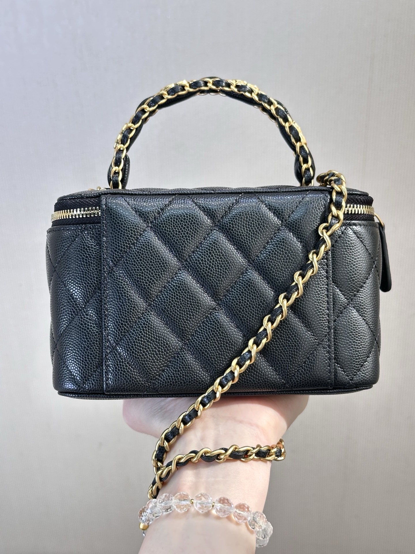 4799 奶奶家很多，但盒子包是必不可少的，
每次的新款都很戳中我！
球纹牛皮配这个包型！
满分！小牛皮触感nice！
皮料是牛皮的！进口牛，毛孔很细的！
菱格纹饱满分布清晰！QQ弹弹的！