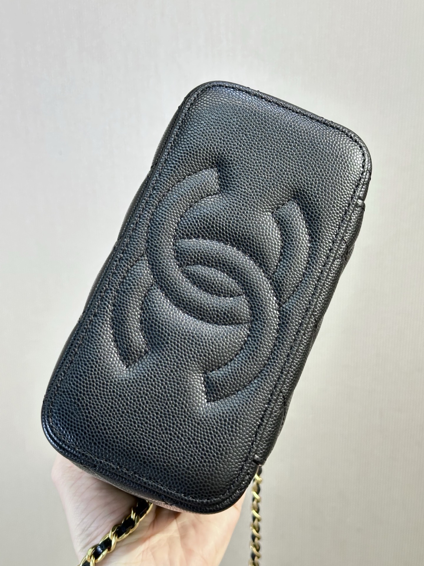 4799 奶奶家很多，但盒子包是必不可少的，
每次的新款都很戳中我！
球纹牛皮配这个包型！
满分！小牛皮触感nice！
皮料是牛皮的！进口牛，毛孔很细的！
菱格纹饱满分布清晰！QQ弹弹的！