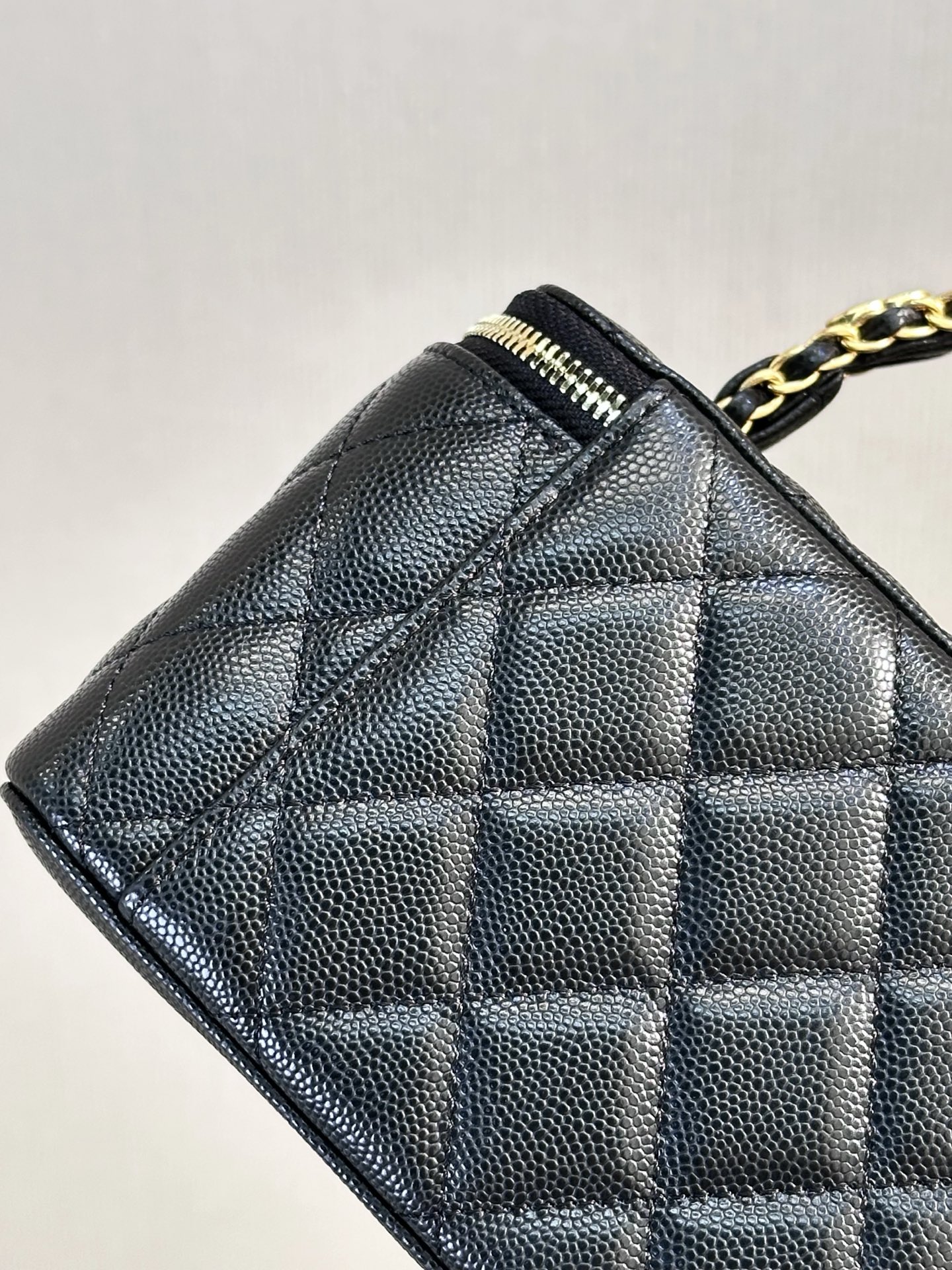 4799 奶奶家很多，但盒子包是必不可少的，
每次的新款都很戳中我！
球纹牛皮配这个包型！
满分！小牛皮触感nice！
皮料是牛皮的！进口牛，毛孔很细的！
菱格纹饱满分布清晰！QQ弹弹的！