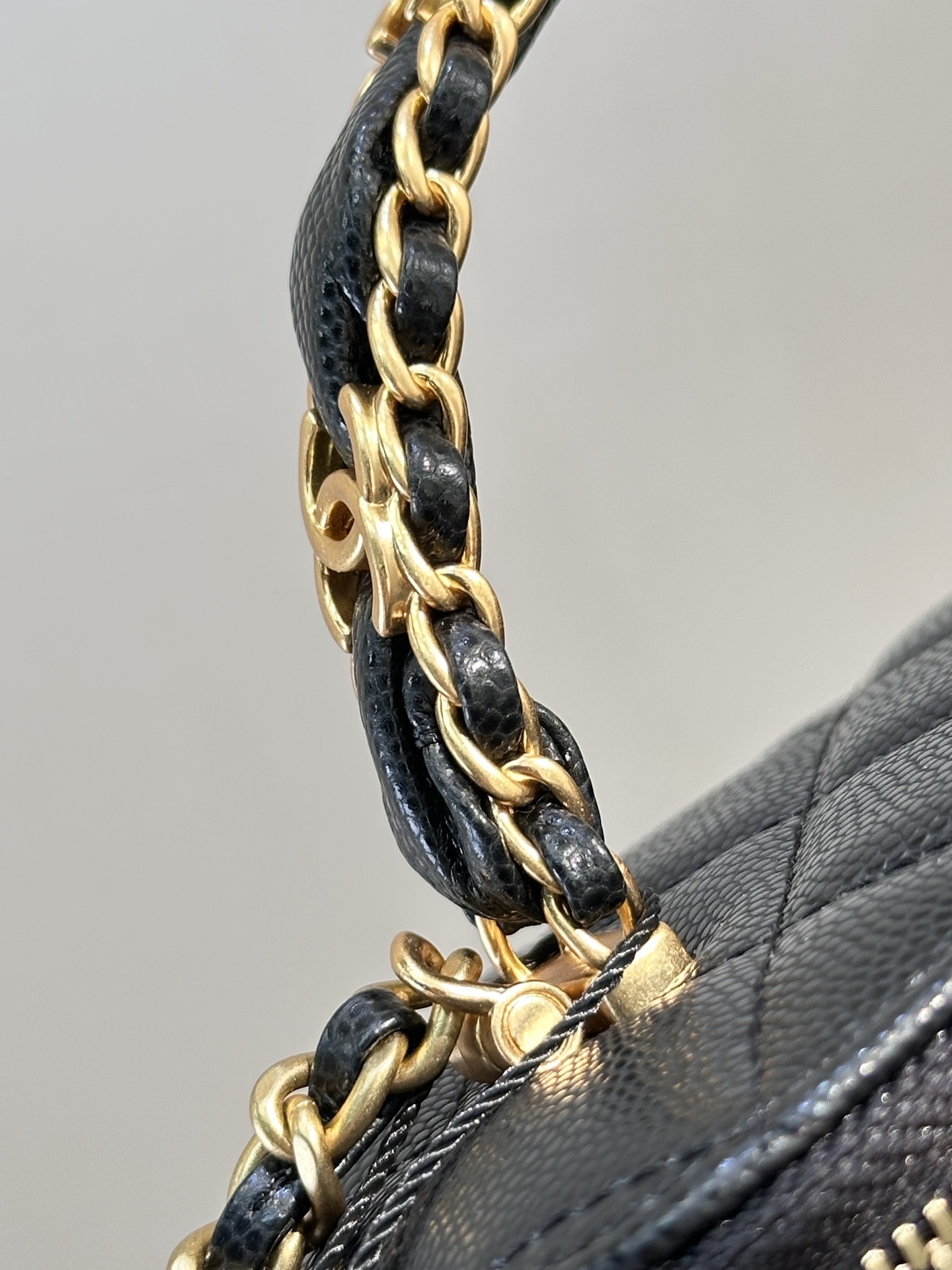 4799 手柄装饰双C标志扣超美，有链条有手柄，可斜挎可手拎，正式和休闲平衡的刚刚好
