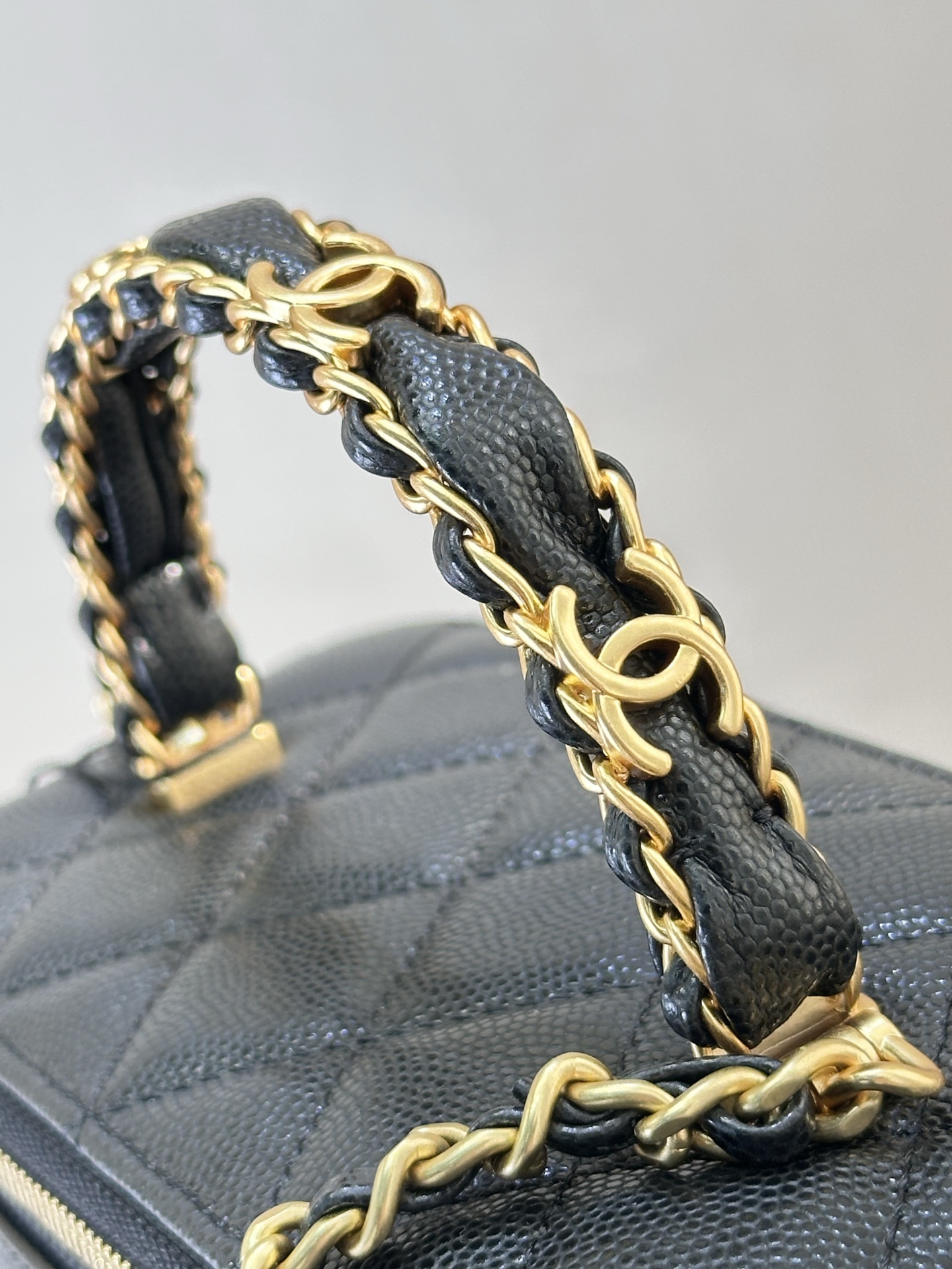 4799 手柄装饰双C标志扣超美，有链条有手柄，可斜挎可手拎，正式和休闲平衡的刚刚好
