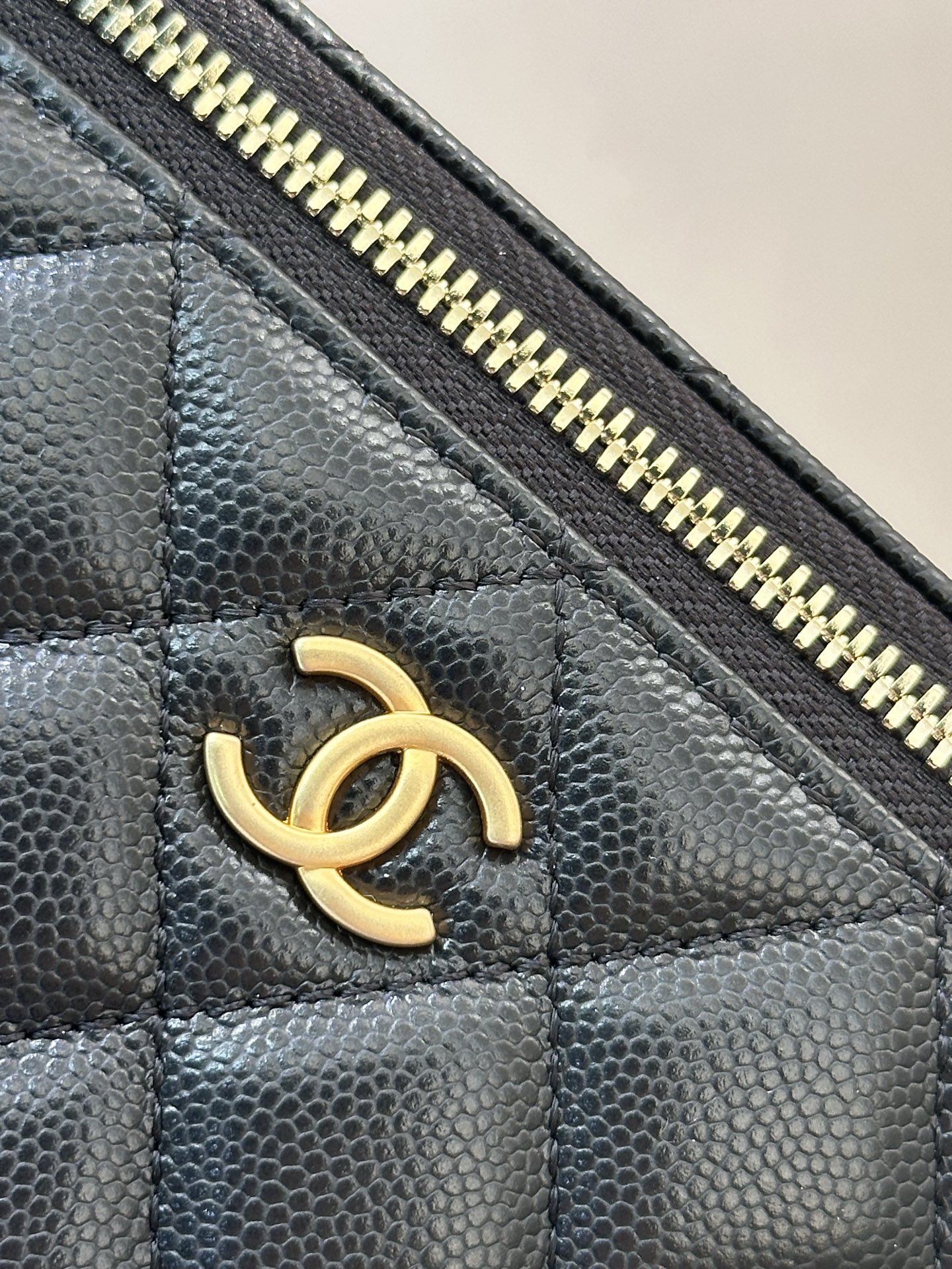 4799 来看五金，包上所有五金都是做旧设计，复古感十足，五金字体清晰明了立体，底槽轮廓都很干净，好东西看着真的是养眼
