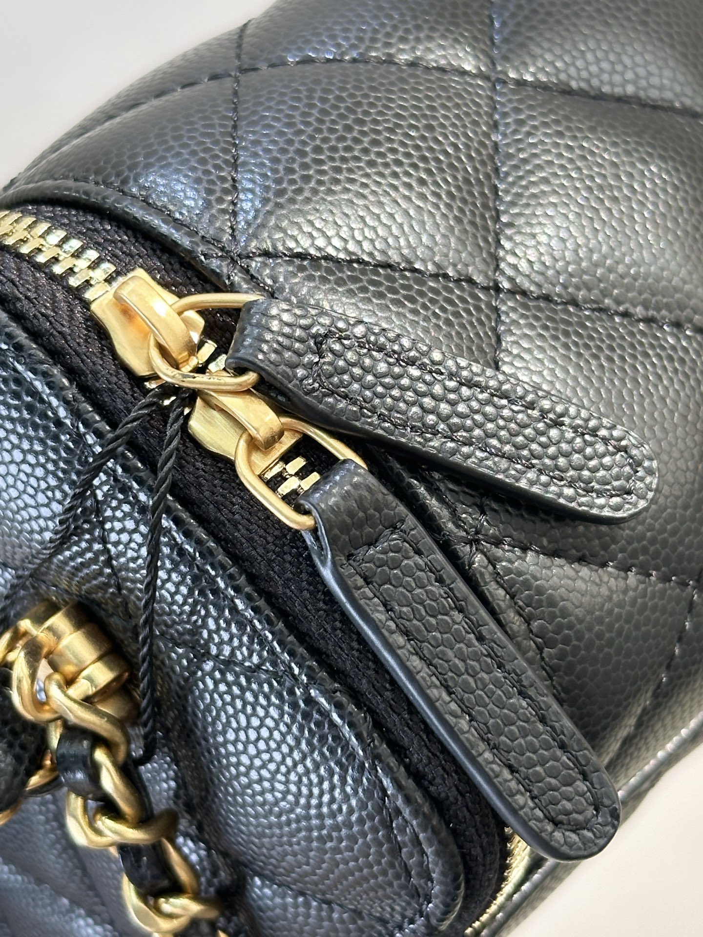 4799 来看五金，包上所有五金都是做旧设计，复古感十足，五金字体清晰明了立体，底槽轮廓都很干净，好东西看着真的是养眼
