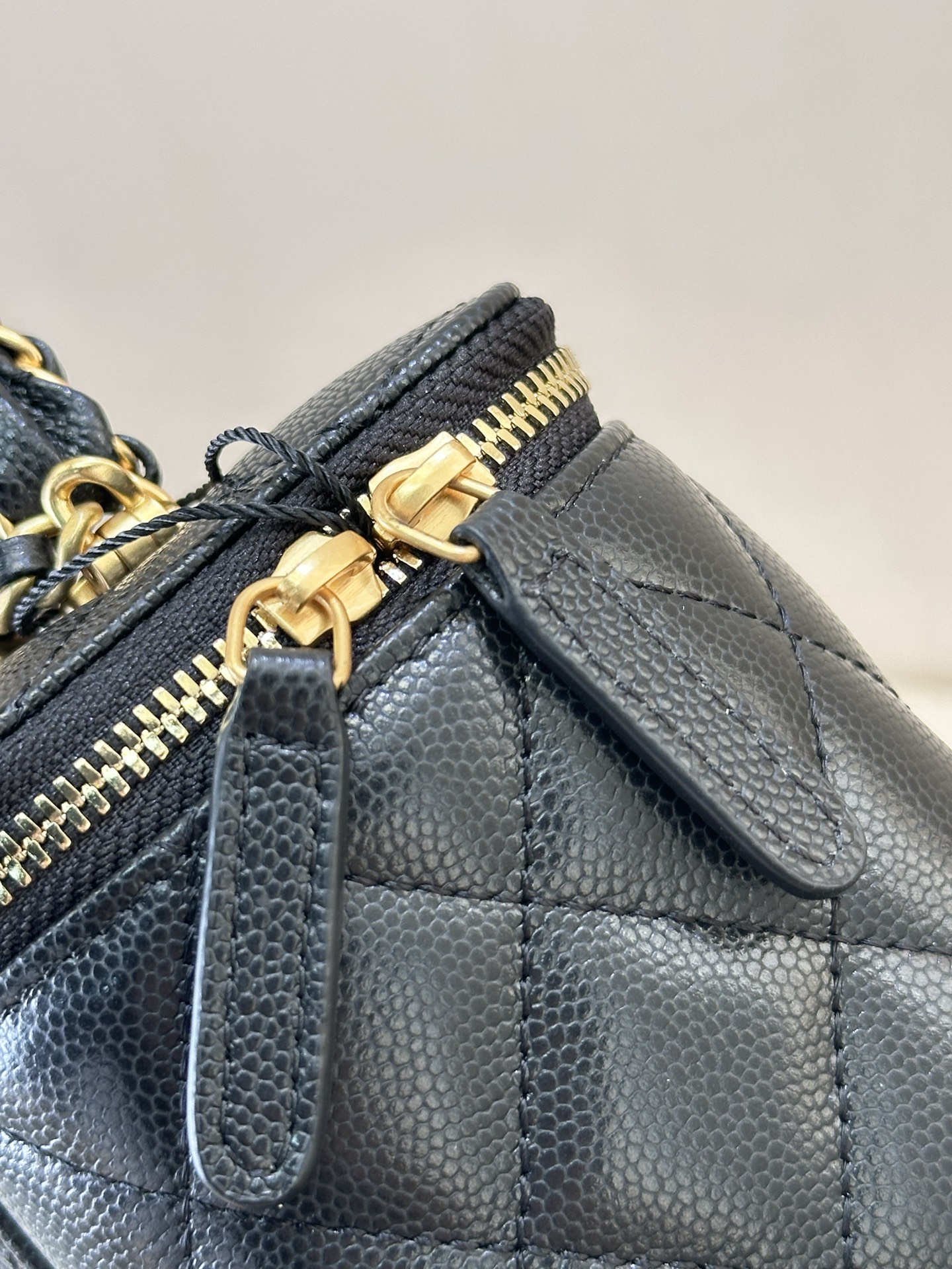 4799 来看五金，包上所有五金都是做旧设计，复古感十足，五金字体清晰明了立体，底槽轮廓都很干净，好东西看着真的是养眼
