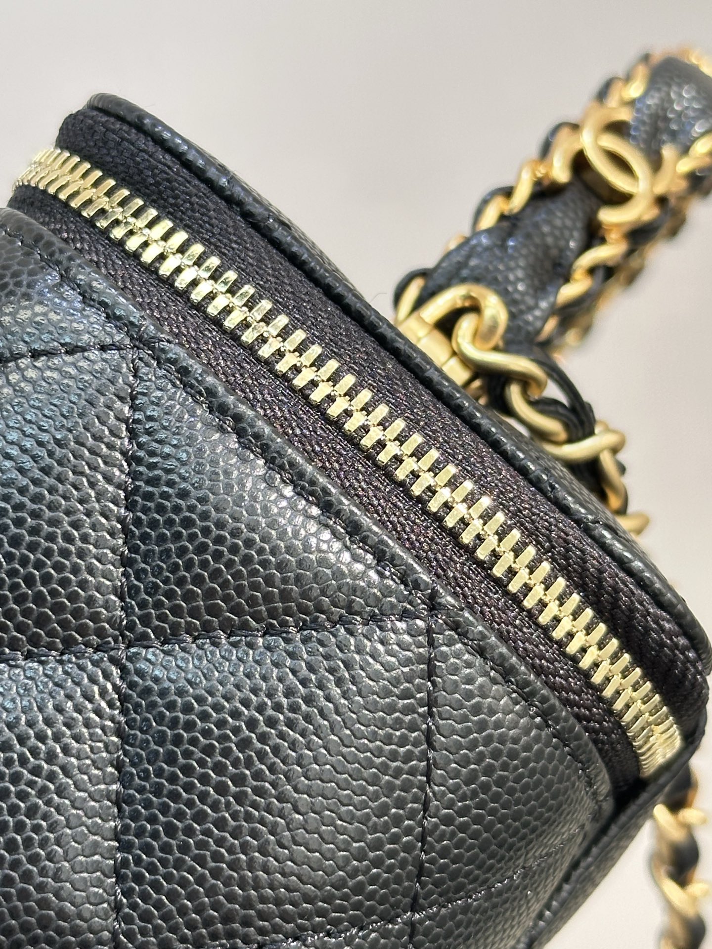 4799 来看五金，包上所有五金都是做旧设计，复古感十足，五金字体清晰明了立体，底槽轮廓都很干净，好东西看着真的是养眼
