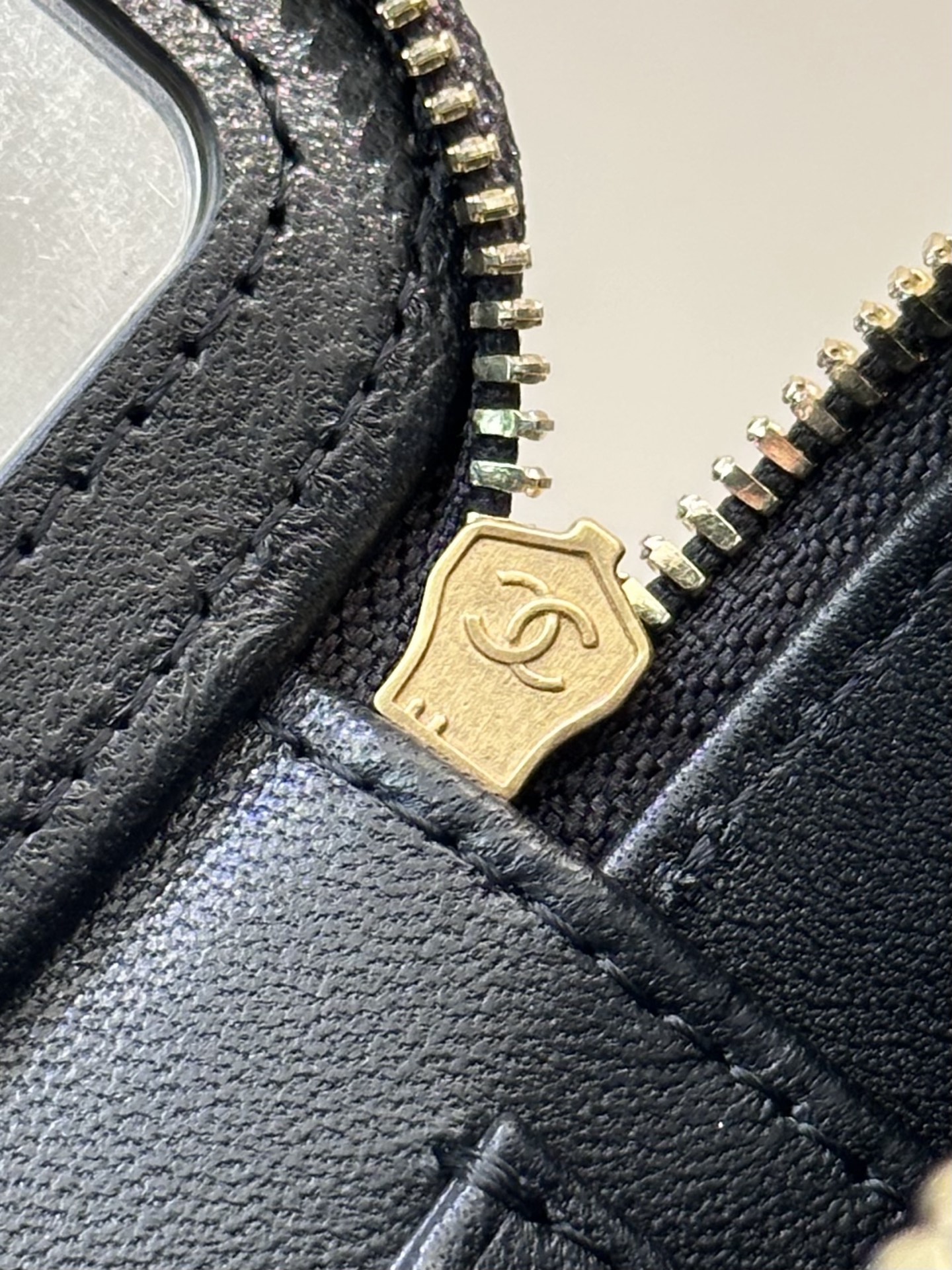 4799 来看五金，包上所有五金都是做旧设计，复古感十足，五金字体清晰明了立体，底槽轮廓都很干净，好东西看着真的是养眼
