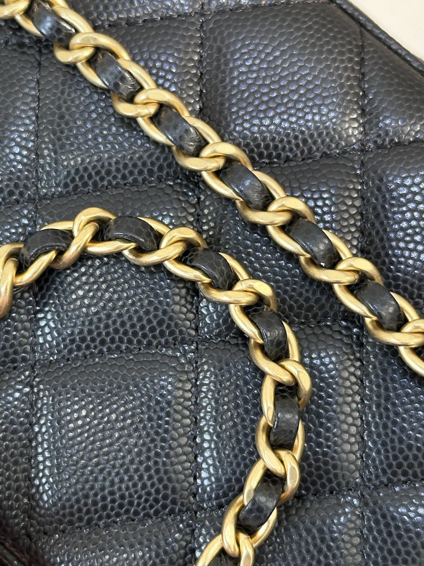 4799 来看五金，包上所有五金都是做旧设计，复古感十足，五金字体清晰明了立体，底槽轮廓都很干净，好东西看着真的是养眼
