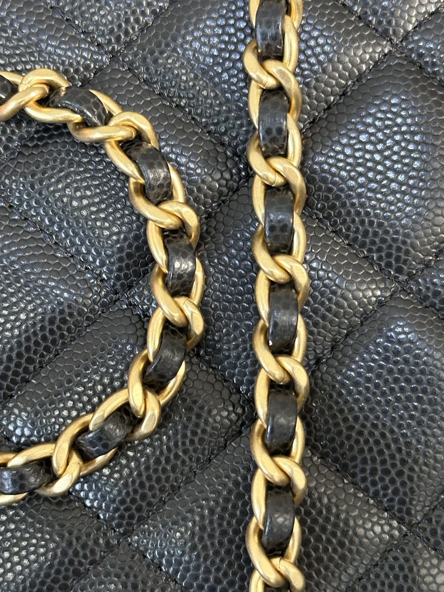 4799 来看五金，包上所有五金都是做旧设计，复古感十足，五金字体清晰明了立体，底槽轮廓都很干净，好东西看着真的是养眼
