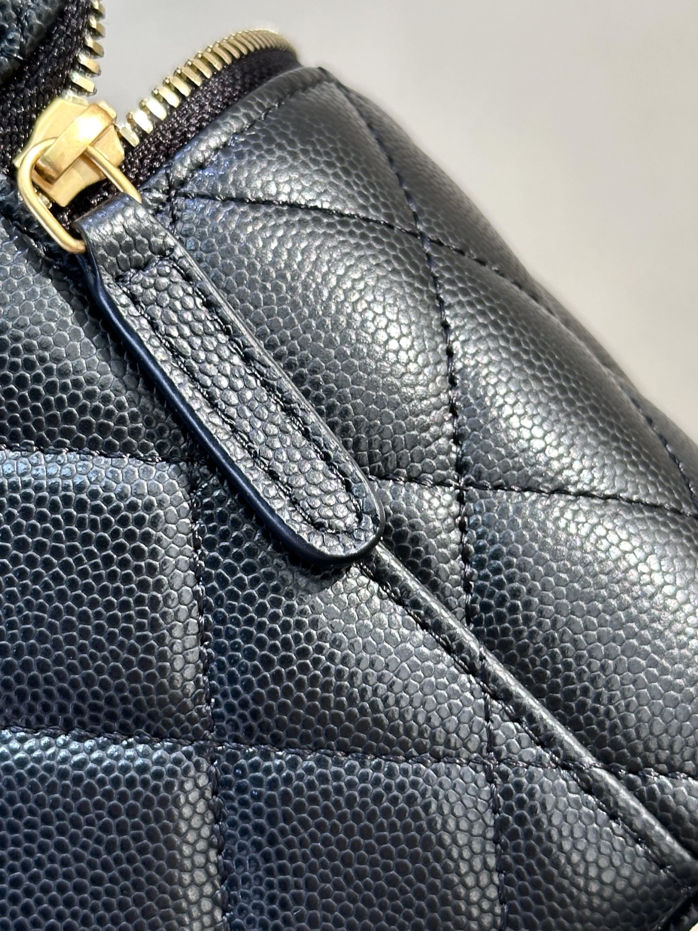 4799 随手拍都散发着淡淡的光泽！
皮料全部都是原厂特供的鱼子酱牛皮，小牛皮经过200道工艺打造成鱼子酱表层的颗粒感，颗粒表面立体圆润，凹凸感和光泽感简直无敌~带有上等牛皮的特有味道，不用凑近也可以闻到皮料特有的香气&hellip;