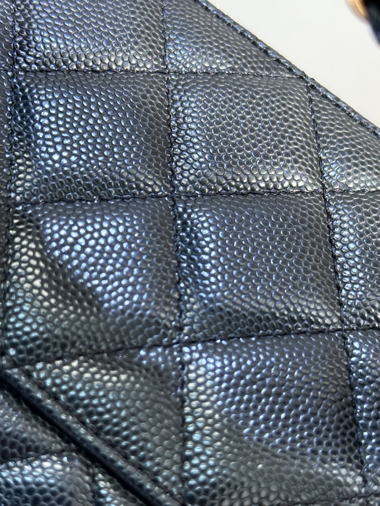 4799 随手拍都散发着淡淡的光泽！
皮料全部都是原厂特供的鱼子酱牛皮，小牛皮经过200道工艺打造成鱼子酱表层的颗粒感，颗粒表面立体圆润，凹凸感和光泽感简直无敌~带有上等牛皮的特有味道，不用凑近也可以闻到皮料特有的香气&hellip;