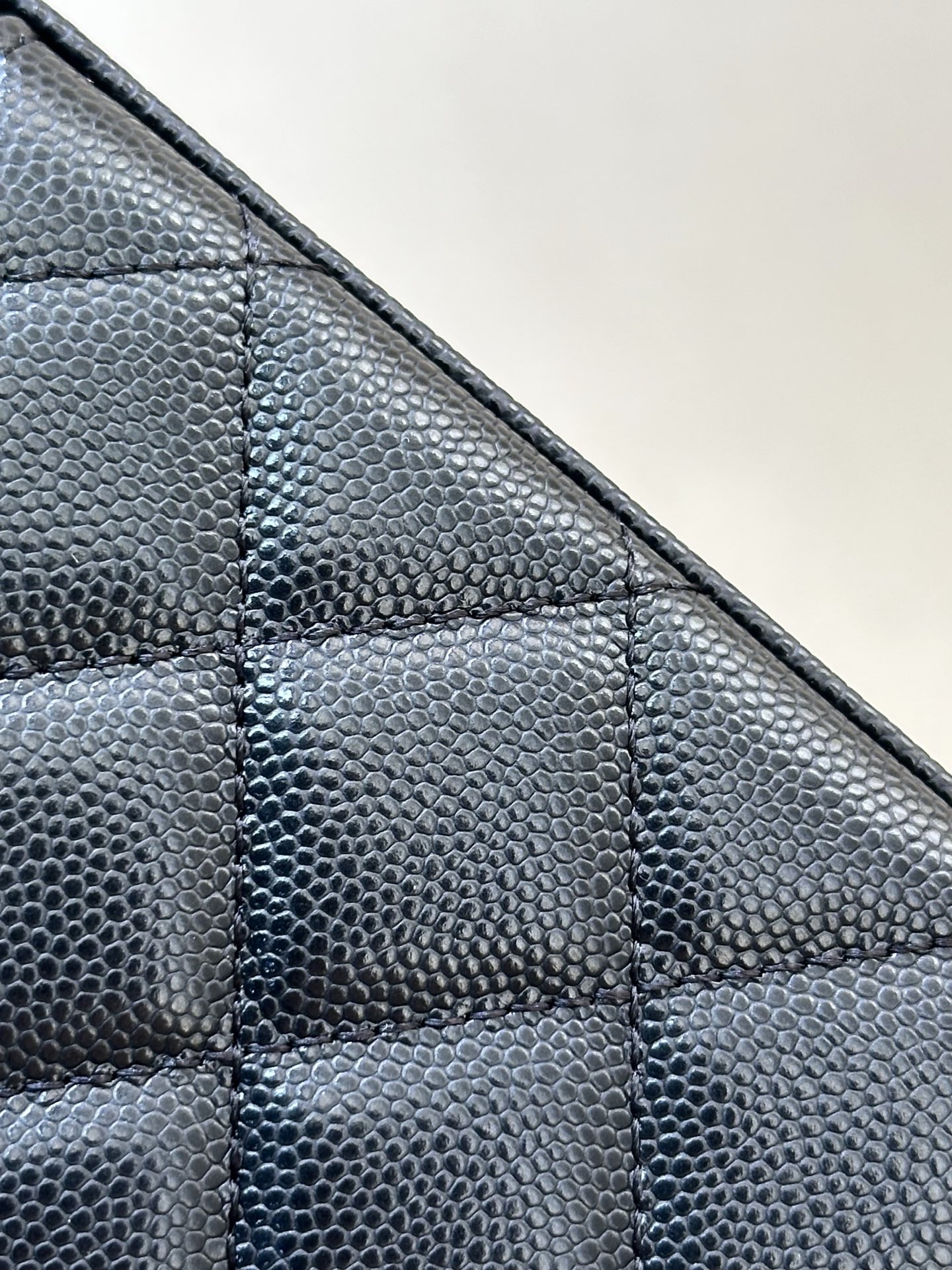 4799 随手拍都散发着淡淡的光泽！
皮料全部都是原厂特供的鱼子酱牛皮，小牛皮经过200道工艺打造成鱼子酱表层的颗粒感，颗粒表面立体圆润，凹凸感和光泽感简直无敌~带有上等牛皮的特有味道，不用凑近也可以闻到皮料特有的香气&hellip;