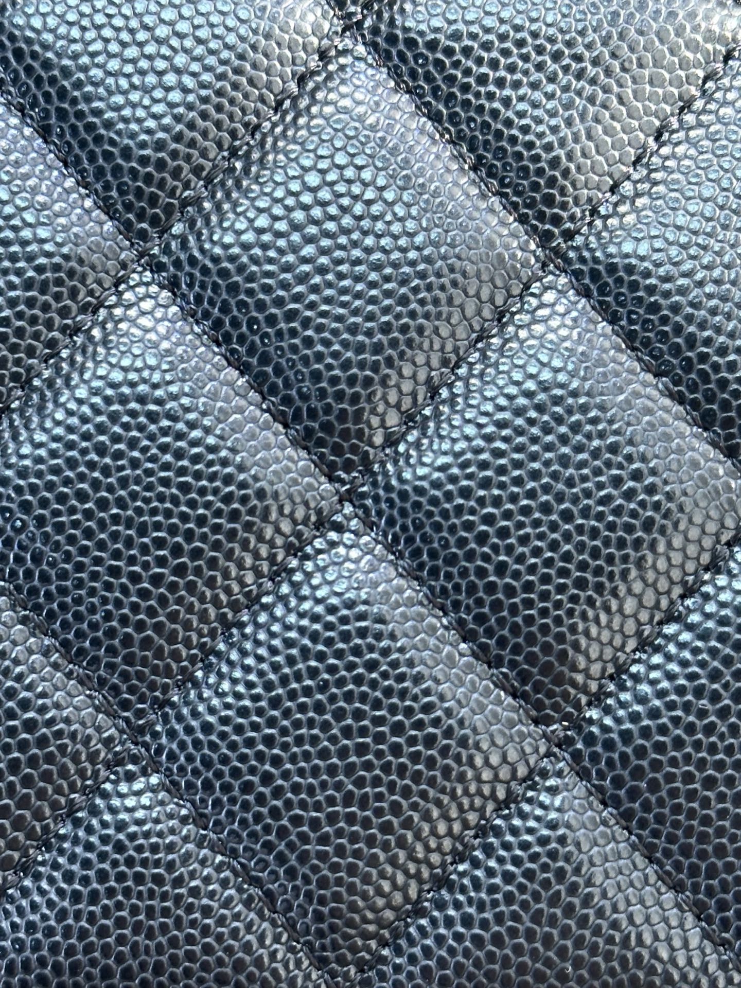 4799 随手拍都散发着淡淡的光泽！
皮料全部都是原厂特供的鱼子酱牛皮，小牛皮经过200道工艺打造成鱼子酱表层的颗粒感，颗粒表面立体圆润，凹凸感和光泽感简直无敌~带有上等牛皮的特有味道，不用凑近也可以闻到皮料特有的香气&hellip;