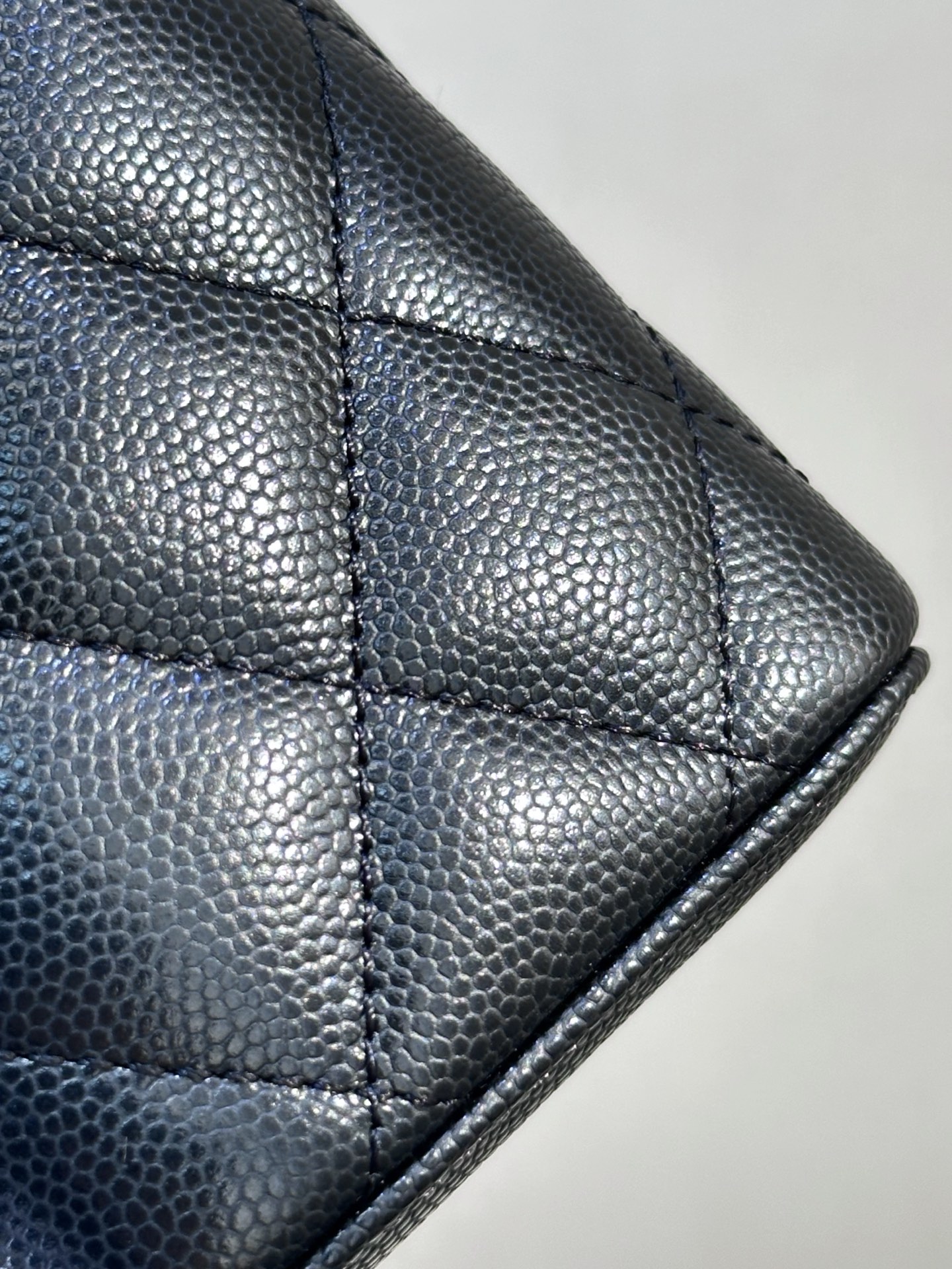 4799 随手拍都散发着淡淡的光泽！
皮料全部都是原厂特供的鱼子酱牛皮，小牛皮经过200道工艺打造成鱼子酱表层的颗粒感，颗粒表面立体圆润，凹凸感和光泽感简直无敌~带有上等牛皮的特有味道，不用凑近也可以闻到皮料特有的香气&hellip;