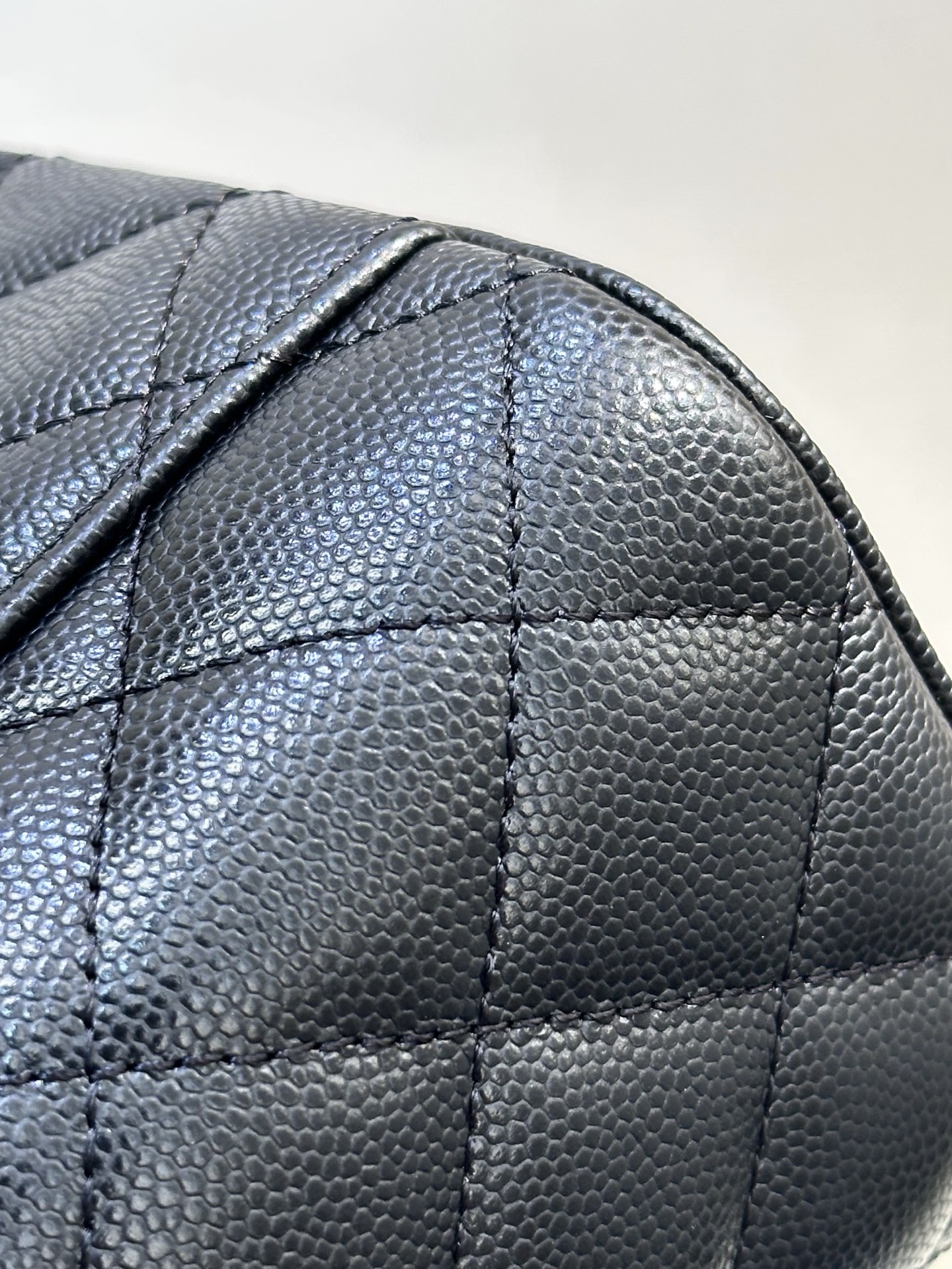 4799 随手拍都散发着淡淡的光泽！
皮料全部都是原厂特供的鱼子酱牛皮，小牛皮经过200道工艺打造成鱼子酱表层的颗粒感，颗粒表面立体圆润，凹凸感和光泽感简直无敌~带有上等牛皮的特有味道，不用凑近也可以闻到皮料特有的香气&hellip;