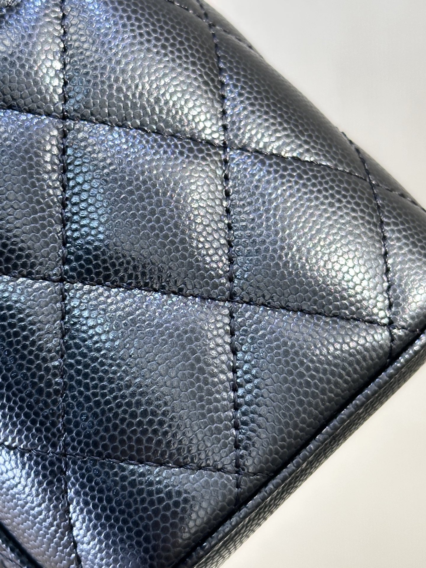 4799 随手拍都散发着淡淡的光泽！
皮料全部都是原厂特供的鱼子酱牛皮，小牛皮经过200道工艺打造成鱼子酱表层的颗粒感，颗粒表面立体圆润，凹凸感和光泽感简直无敌~带有上等牛皮的特有味道，不用凑近也可以闻到皮料特有的香气&hellip;