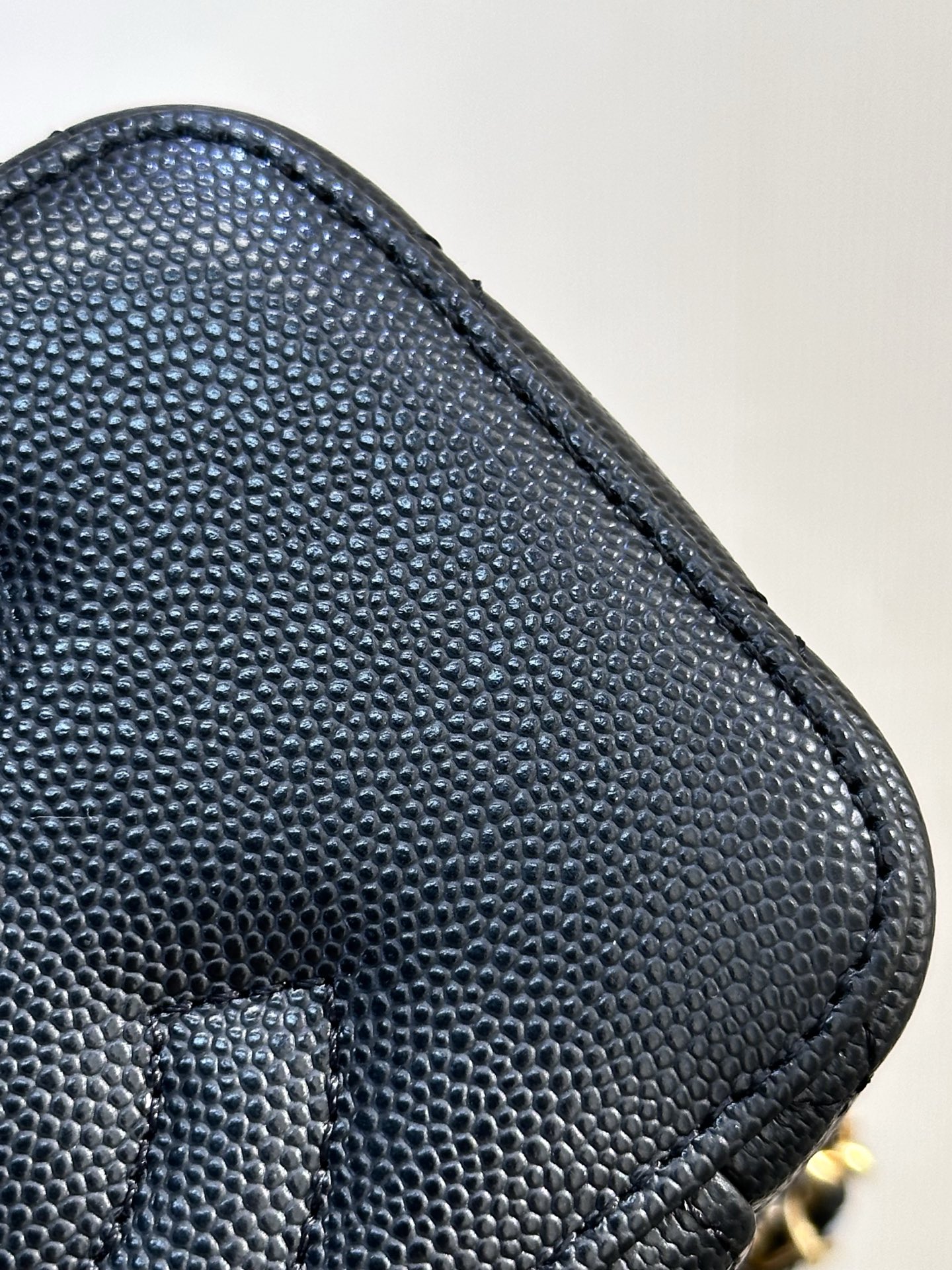 4799 随手拍都散发着淡淡的光泽！
皮料全部都是原厂特供的鱼子酱牛皮，小牛皮经过200道工艺打造成鱼子酱表层的颗粒感，颗粒表面立体圆润，凹凸感和光泽感简直无敌~带有上等牛皮的特有味道，不用凑近也可以闻到皮料特有的香气&hellip;