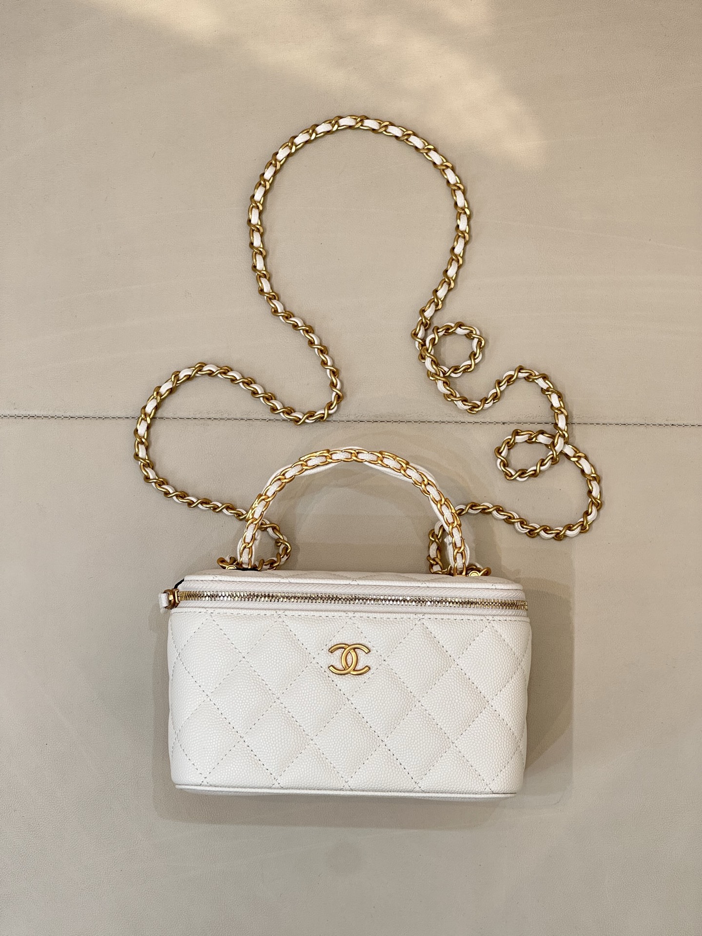 NO:719150,.The classic hand-held box bag, with metal handles and carved double-C logo embellishments, is like a handicraft. I have to say that Xiaoxiang really understands women. It is exquisite and charming, full of high-end sense, and can be easily handled every time. The ball-grain leather is fashionable and wear-resistant!  It is really retro and gorgeous, a small fragrance series that is worth collecting. The capacity is also great, and the small box comes with a large makeup mirror. In addition to the cross-body bag, the bag also has a hand-held function, which coexists beauty and practicality. Size 16/8/10cm Model 4799, Chanel, Chanel19860909.经典的手提盒子包,加上金属手柄和雕花式双c logo点缀,简直就像工艺品. 不得不说小香真的太懂女人了,精致迷人,满满的高级感,每次都被轻松拿捏.球纹皮又时尚又耐磨 ！真是复古又华丽,非常值得收藏的一款小香系列 容量也都很棒,小盒子里面自带一块很大的化妆镜.而且包包除了斜挎都多了个手提的功能,美貌与实用性并存. 尺寸16/8/10cm 型号4799,香奈儿,chanel,Bag