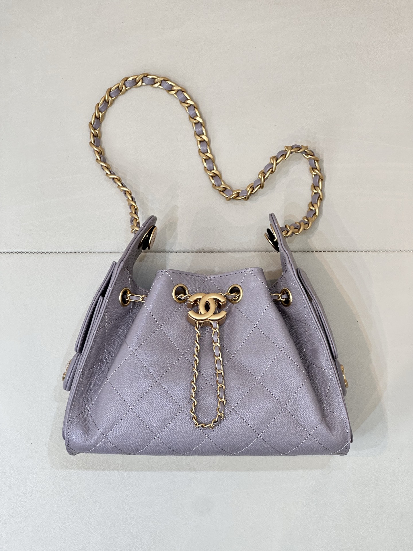5631 𝐂𝐡𝐚𝐧𝐞𝐥 𝟐𝟓𝐬 𝐬𝐦𝐚𝐥𝐥 𝐡𝐨𝐛𝐨 ¡El bolso tipo cubo con cordón es un artículo de moda esta temporada! El l…