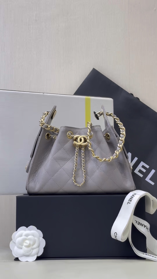 5631 Chanel 25bag tiene una combinación de colores especial y llamativa. El cuerpo del bolso es delicado y suave. Se si…
