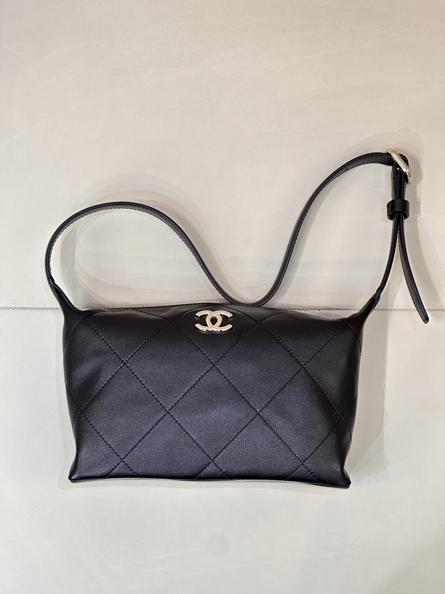 El nuevo bolso hobo para axilas 6138 26p apareció rápidamente en la lista de deseos de los principales blogueros tan pr…
