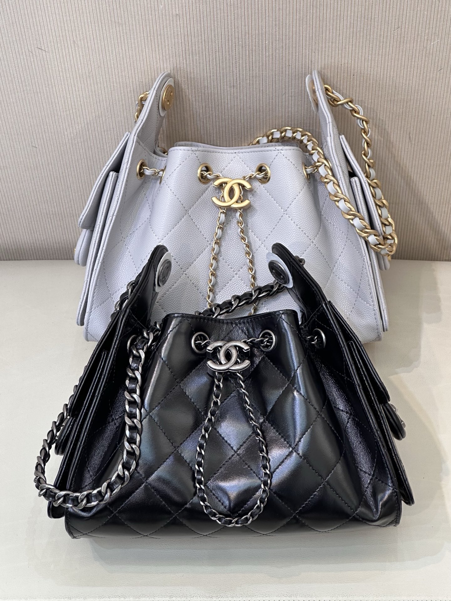5631 𝐂𝐡𝐚𝐧𝐞𝐥 𝟐𝟓𝐬 𝐬𝐦𝐚𝐥𝐥 𝐡𝐨𝐛𝐨 ¡El bolso tipo cubo con cordón es un artículo de moda esta temporada! El l…