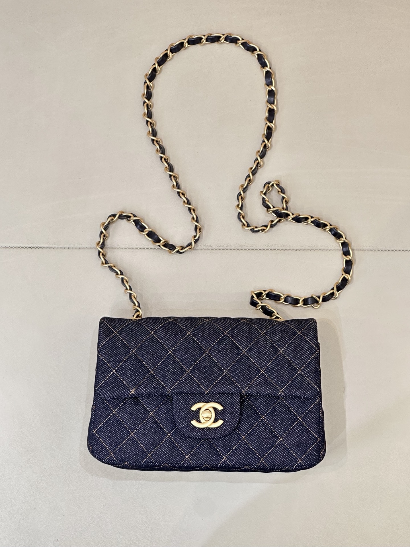 69900 El bolso CF insignia de Chanel tiene un nuevo estilo. El patrón de diamantes es clásico y de alta gama. Se combin…