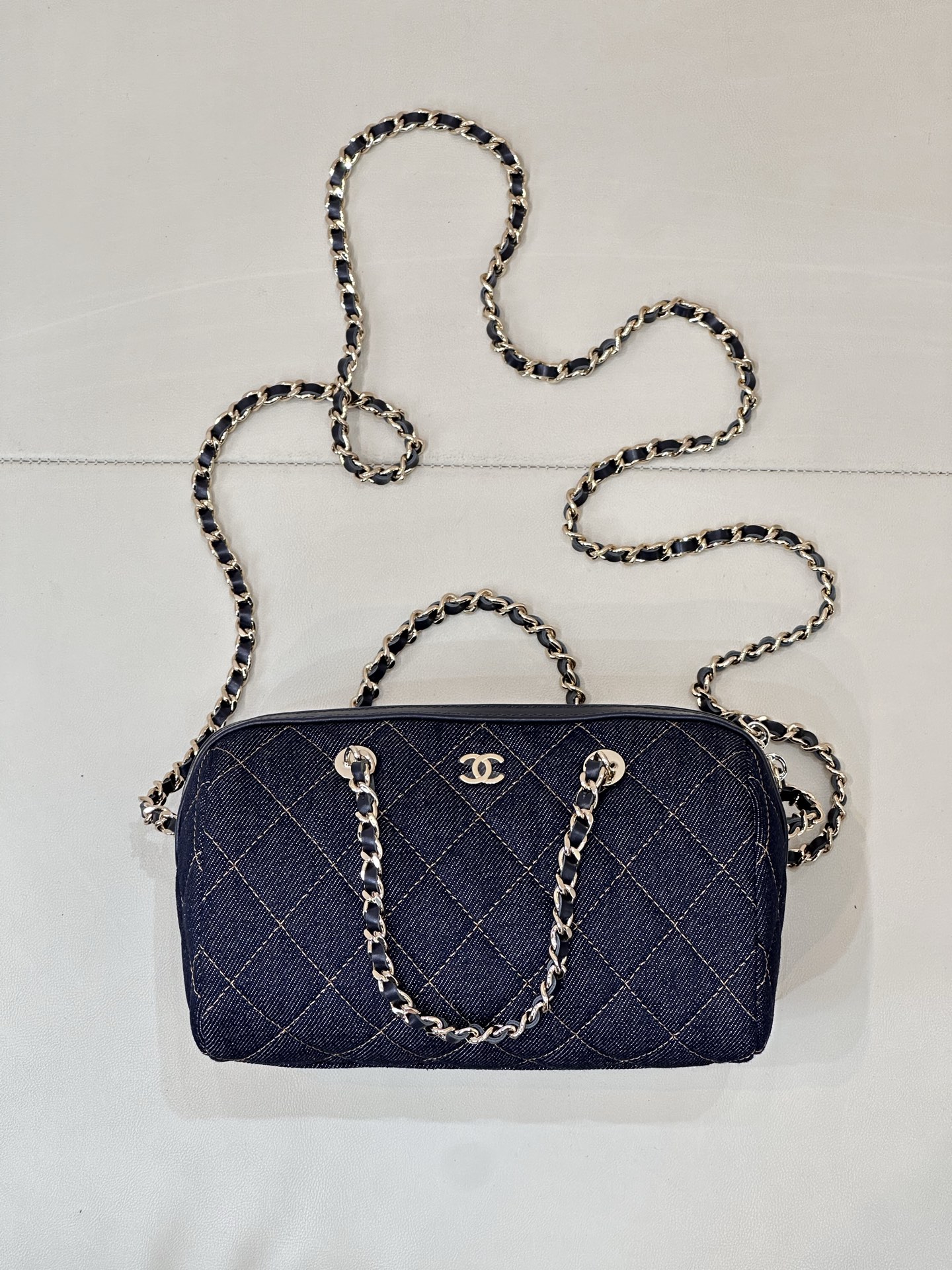 4474 𝐂𝐡𝐚𝐧𝐞𝐥 El bolso bowling de 26p ha sido popular desde principios de año. Empecé a mirar este lote de producto…