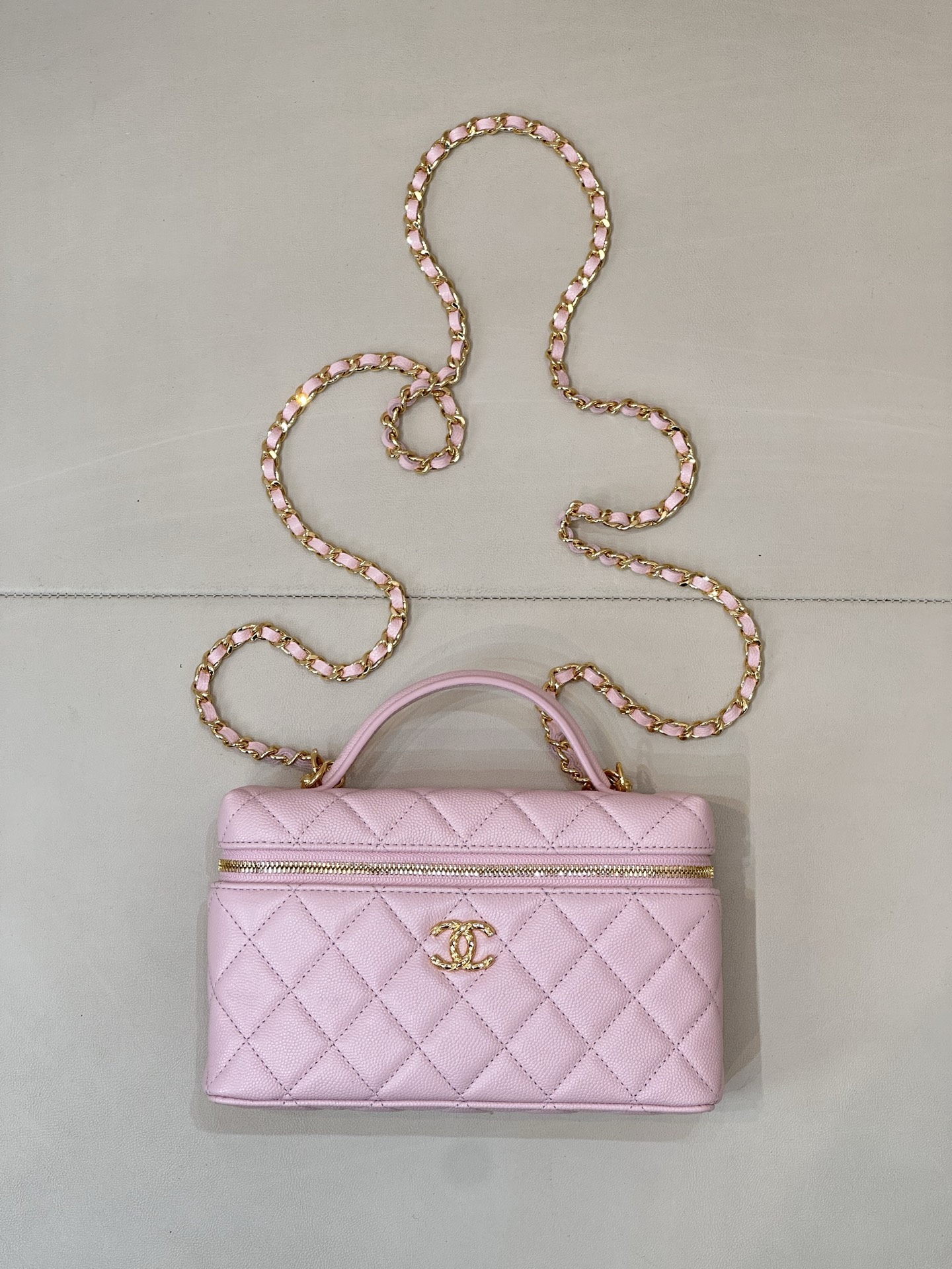 ¡La lonchera 5020 Chanel 26c Wheat Golden Buckle está aquí para salir a la calle! Los mostradores ahora venden tesoros …