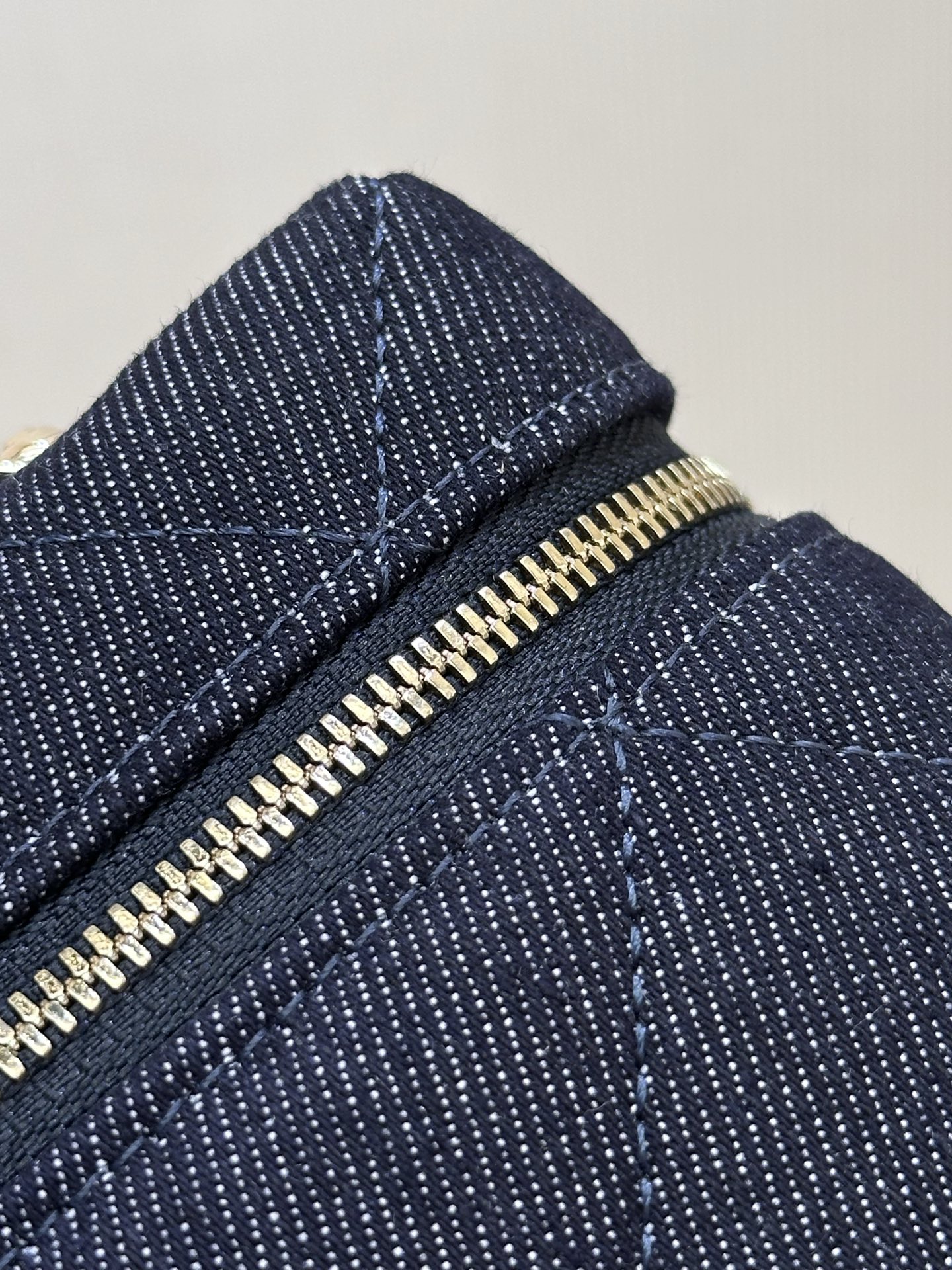 4936 Echemos un vistazo al denim especial CF. El color de este tipo de mezclilla es muy claro y la textura es asombrosa…