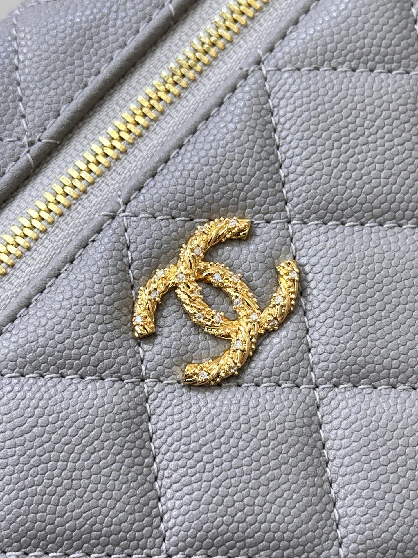 5090 ¡El icónico diseño de doble C de diamantes de Chanel, adornado con espigas de trigo de diamantes blancos brillante…