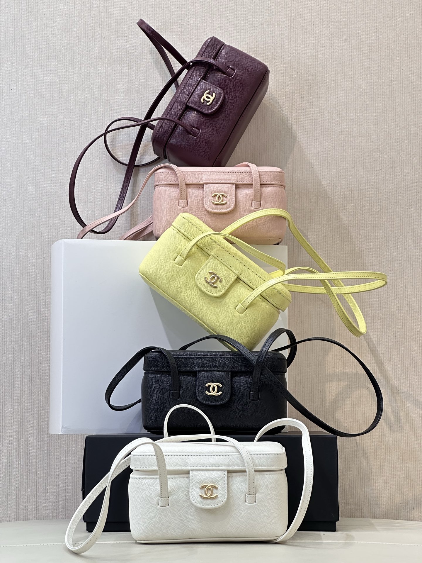 5067 Chanel lanzó recientemente un nuevo bolso, e incluso yo, que vendo varios bolsos Chanel, ¡lo encuentro increíble! …