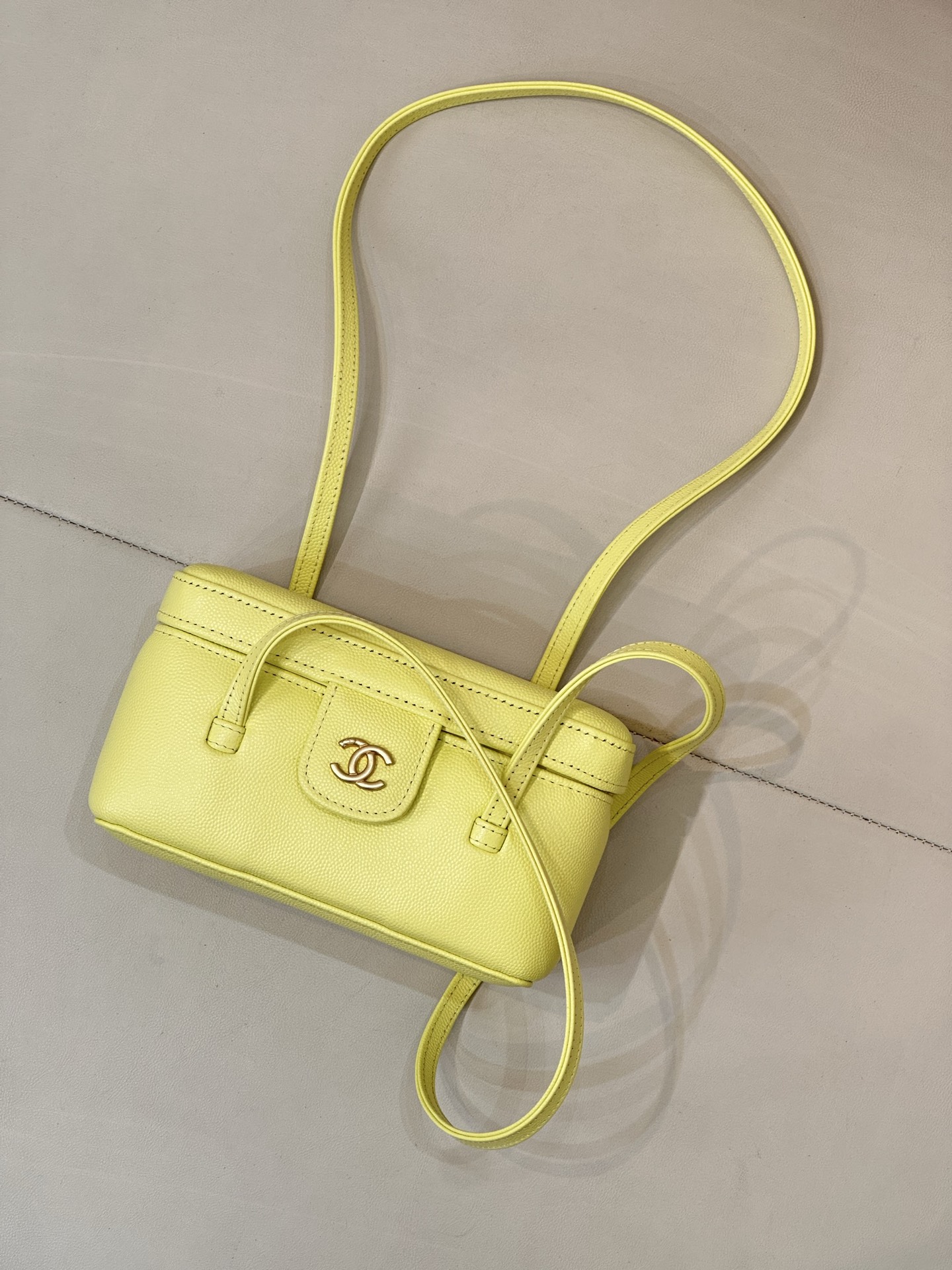 El amarillo 5067 se llama oficialmente amarillo claro. No es un amarillo brillante ni un amarillo limón. El color es pe…