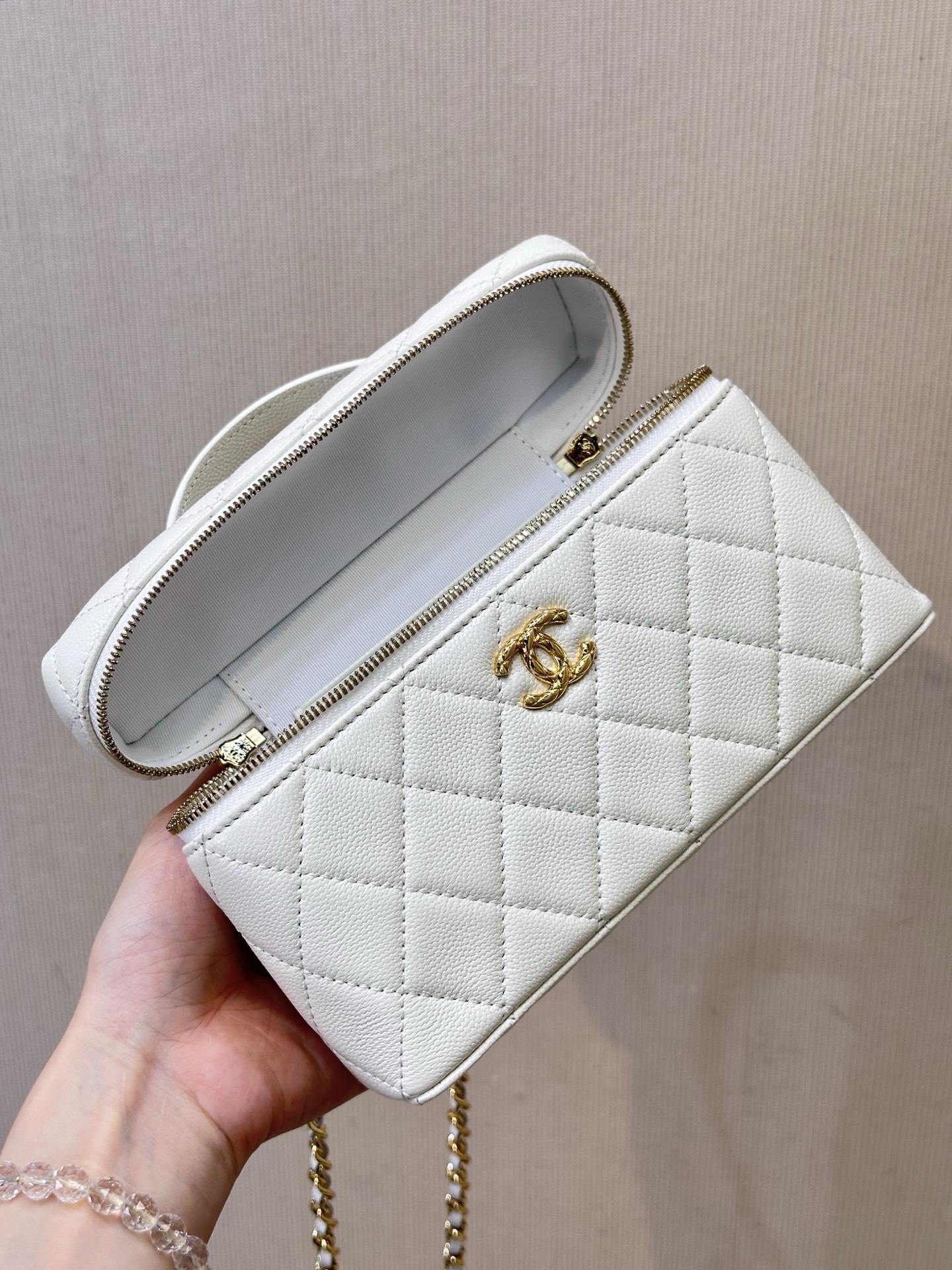 5020 ¡Los pequeños detalles dentro de este conjunto son exquisitos en mano de obra! Mi misión es realizar bolsos import…