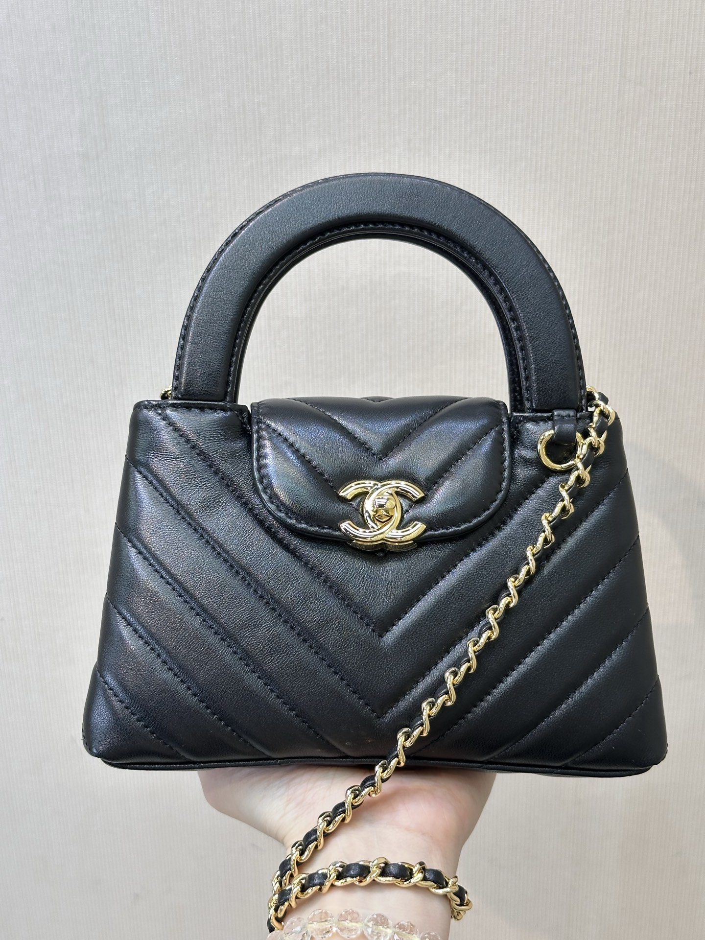 4416 Chanel 26ss nuevo patrón en V Kelly oro negro. Descubrí que la moda es un ciclo, rediseñado por Chanel y llevado a…