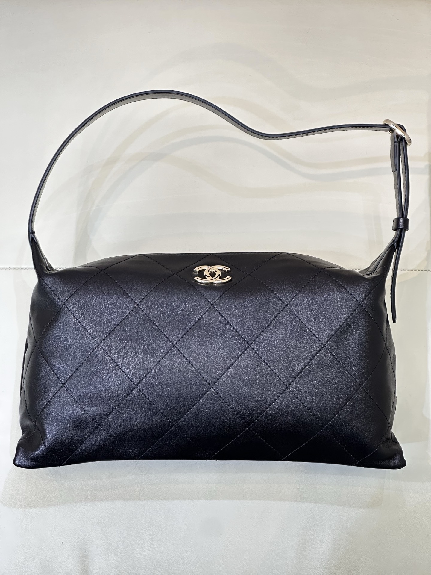 6139 26p nuevo bolso hobo axila. Una vez lanzado esta temporada, apareció rápidamente en la lista de deseos de los prin…