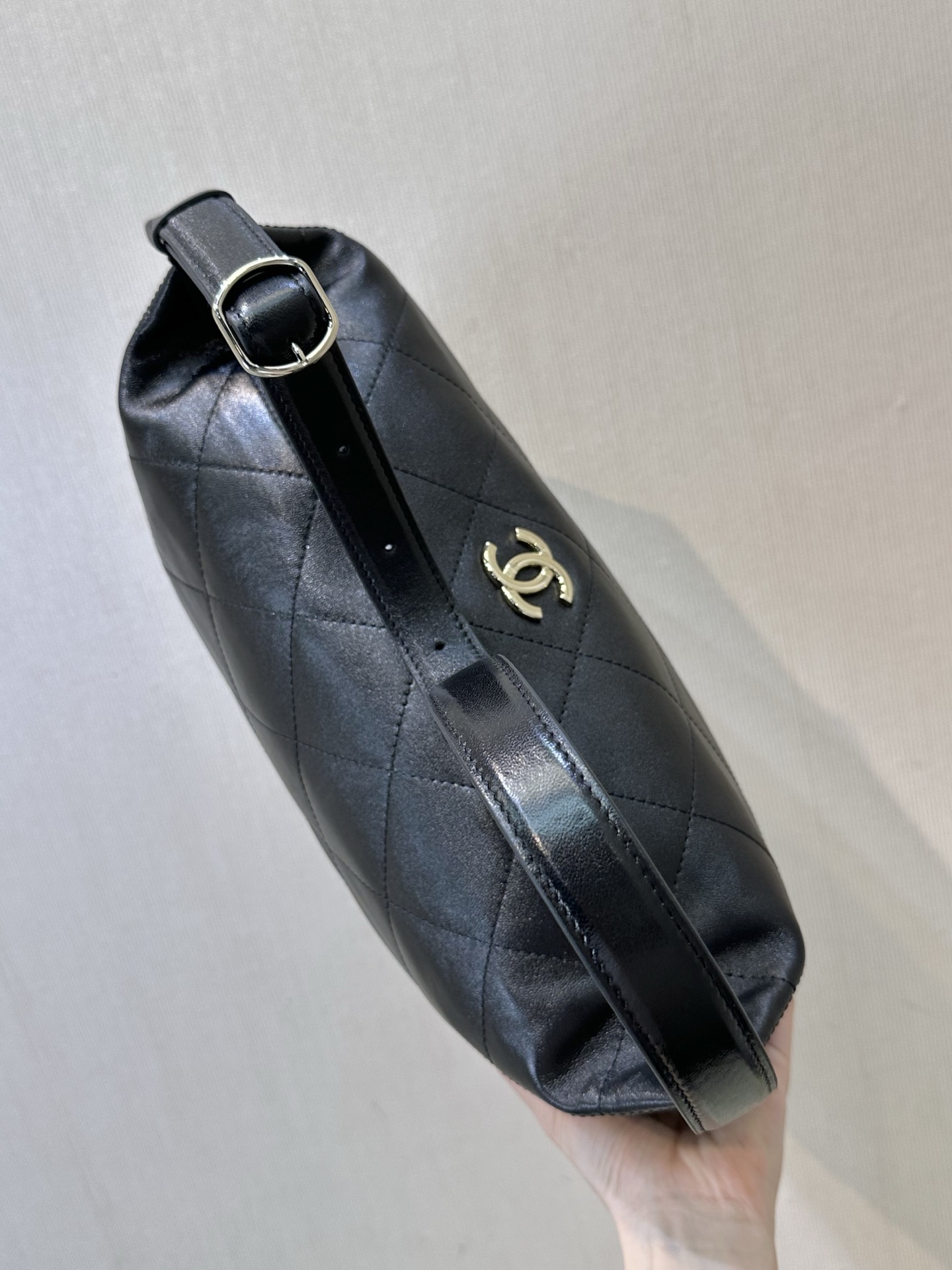 6139 tiene un estilo de muy alta gama y queda genial cuando se lleva bajo el brazo. Las correas de los hombros también …