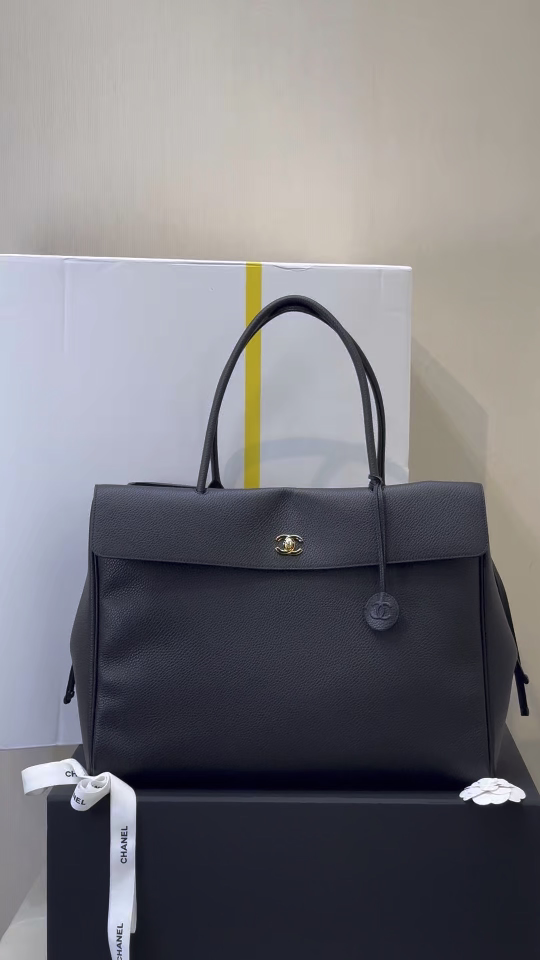 6289 El mismo bolso negro grande del 26 de Jennie, en uno se puede guardar toda la relajación del mundo