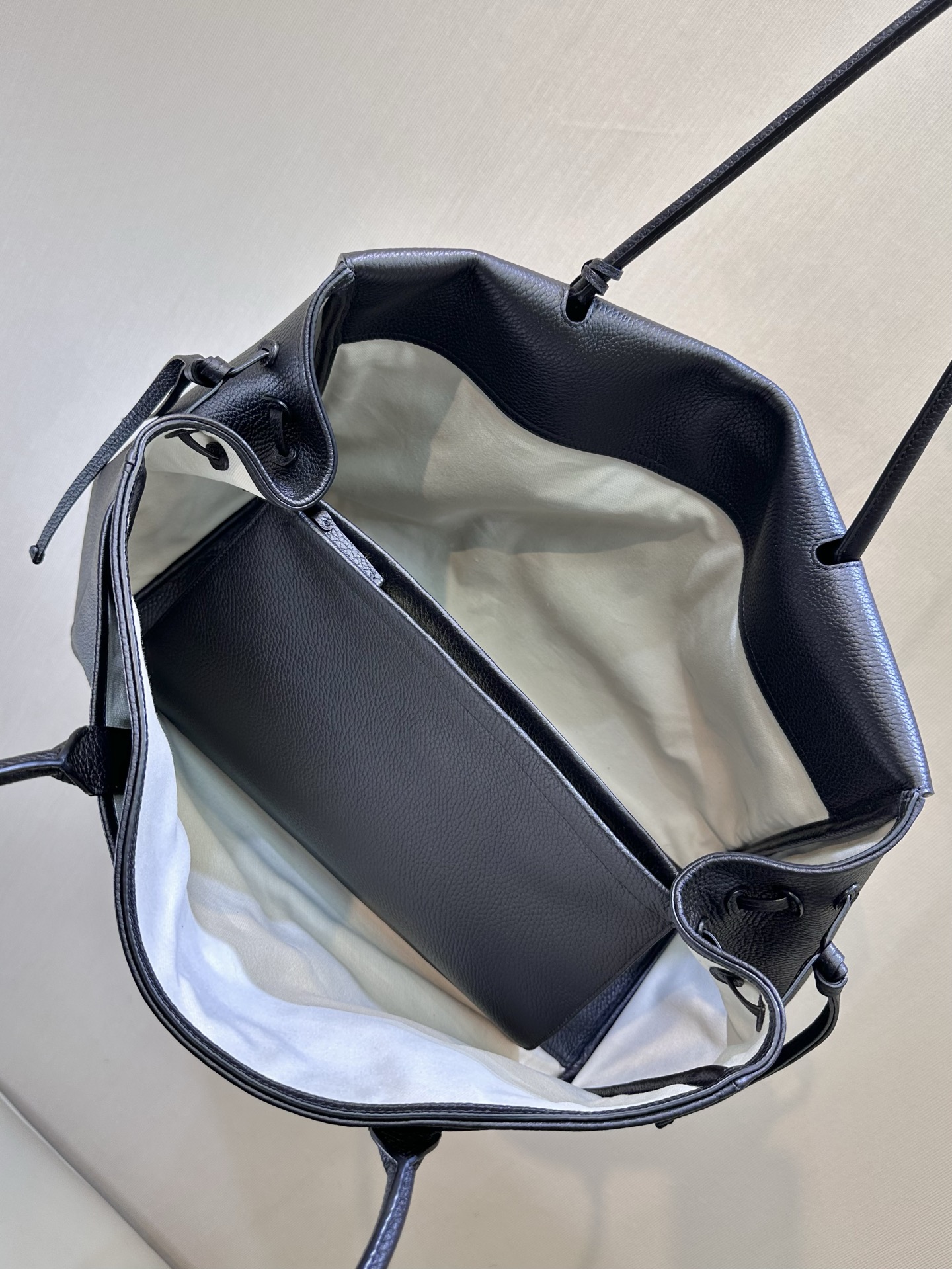 ¡6289 también es muy práctico! Hay varios compartimentos dentro de la bolsa. Teléfonos móviles, cosméticos, libretas, p…