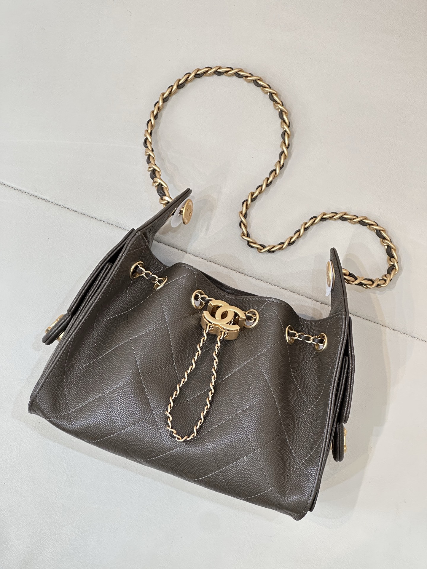 5631 𝐂𝐡𝐚𝐧𝐞𝐥 𝟐𝟓𝐬 𝐬𝐦𝐚𝐥𝐥 𝐡𝐨𝐛𝐨 ¡El bolso tipo cubo con cordón es un artículo de moda esta temporada! El l…