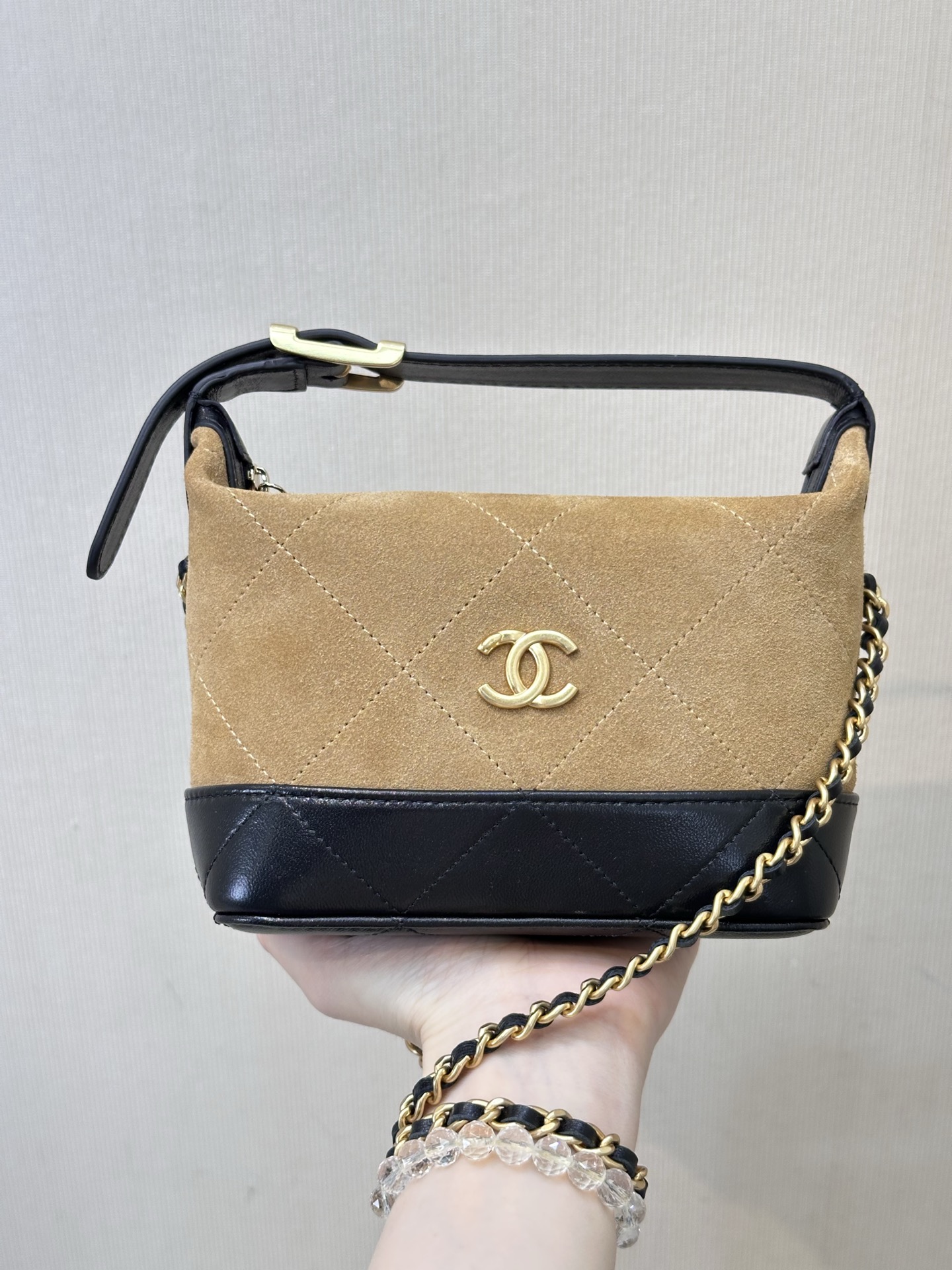 La lonchera 5187 tiene la forma de una bolsa relajada y relajada. Se ve elegante cuando se lleva de manera informal. La…