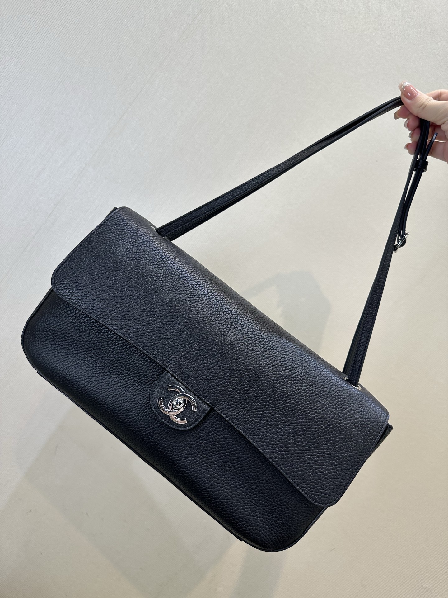 6231 Un bolso grande con un tacto y temperamento relajado. Bolso Chanel Maxi FlapMaxi Flap continúa con el minimalismo …