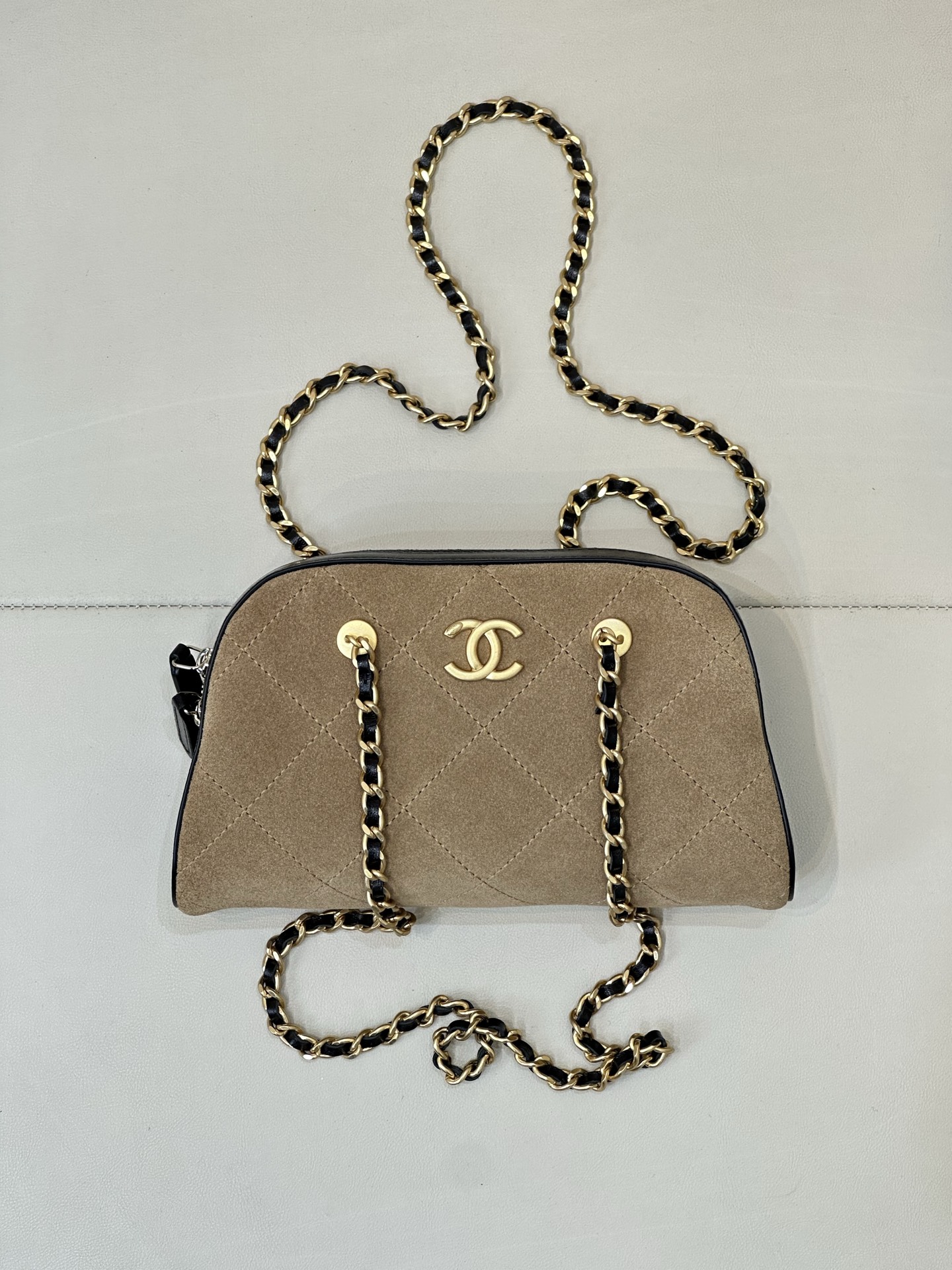 5185 26P, este bolso Boston con cadena hecho a mano, ¡realmente tiene "práctico y hermoso"! ! Este realmente acertó per…
