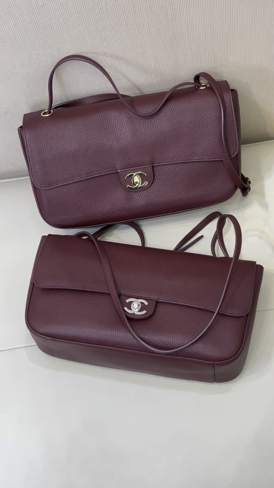 6231 El bolso con solapa 26S Maxi cf tiene un tacto muy elegante. Tiene una forma sencilla y cuidada + piel de becerro …