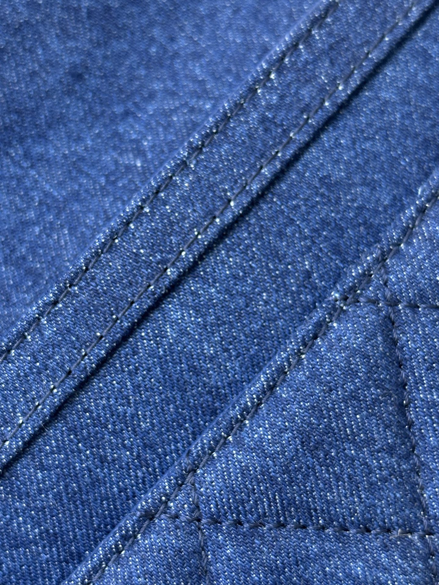 5951/5952 Presta atención a su material denim. La tela es obviamente diferente a la que se vende actualmente. ¡Sigue si…