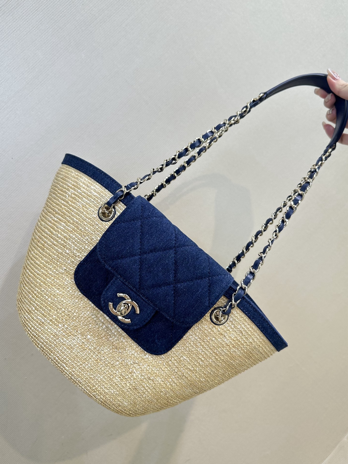 La forma del bolso de playa 5951/5952 agrega un pequeño bolsillo con estampado de diamantes en la boca del bolso, y tam…